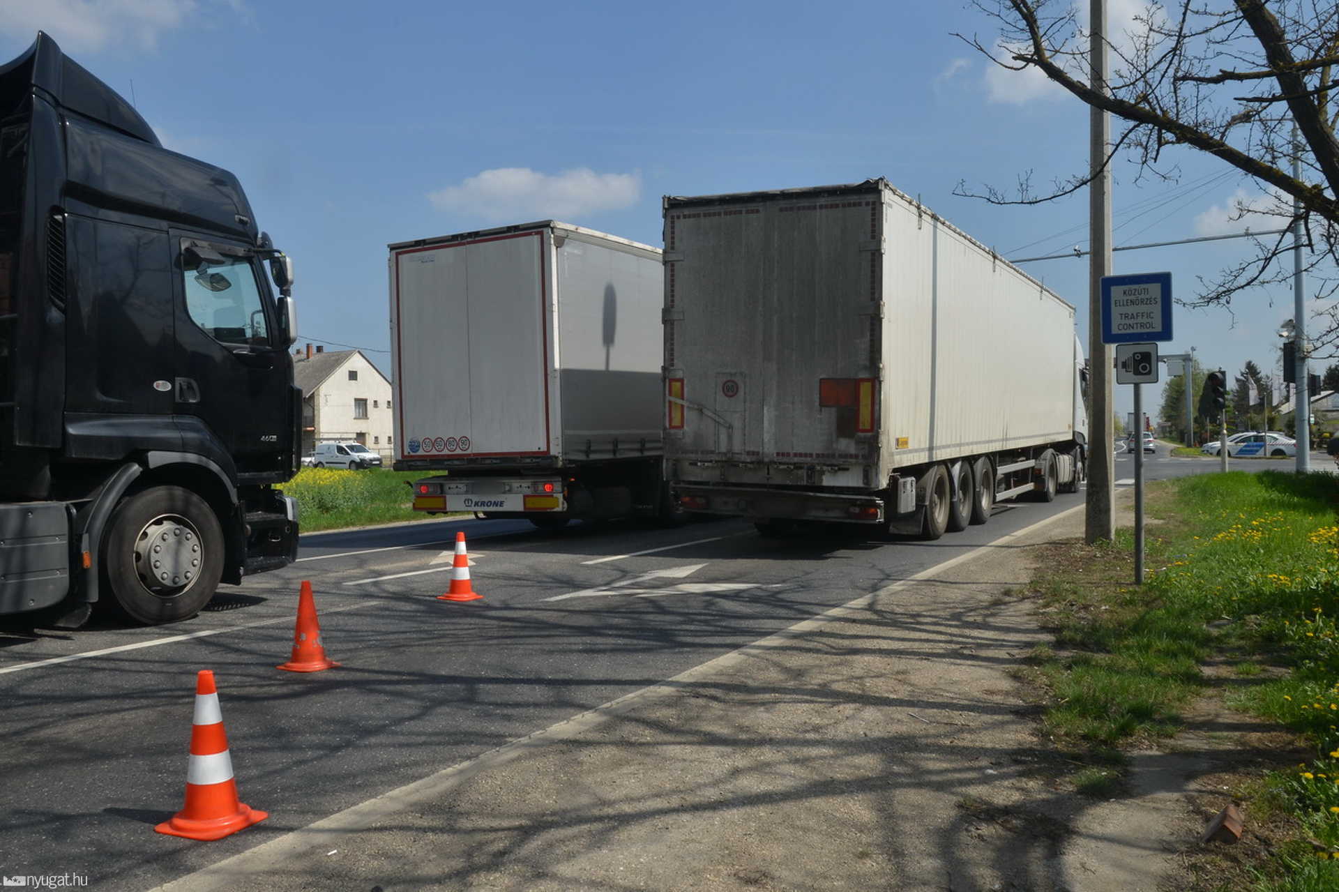 Meghibásodott kamion vesztegel a Rumi úti kereszteződésben Szombathelyen