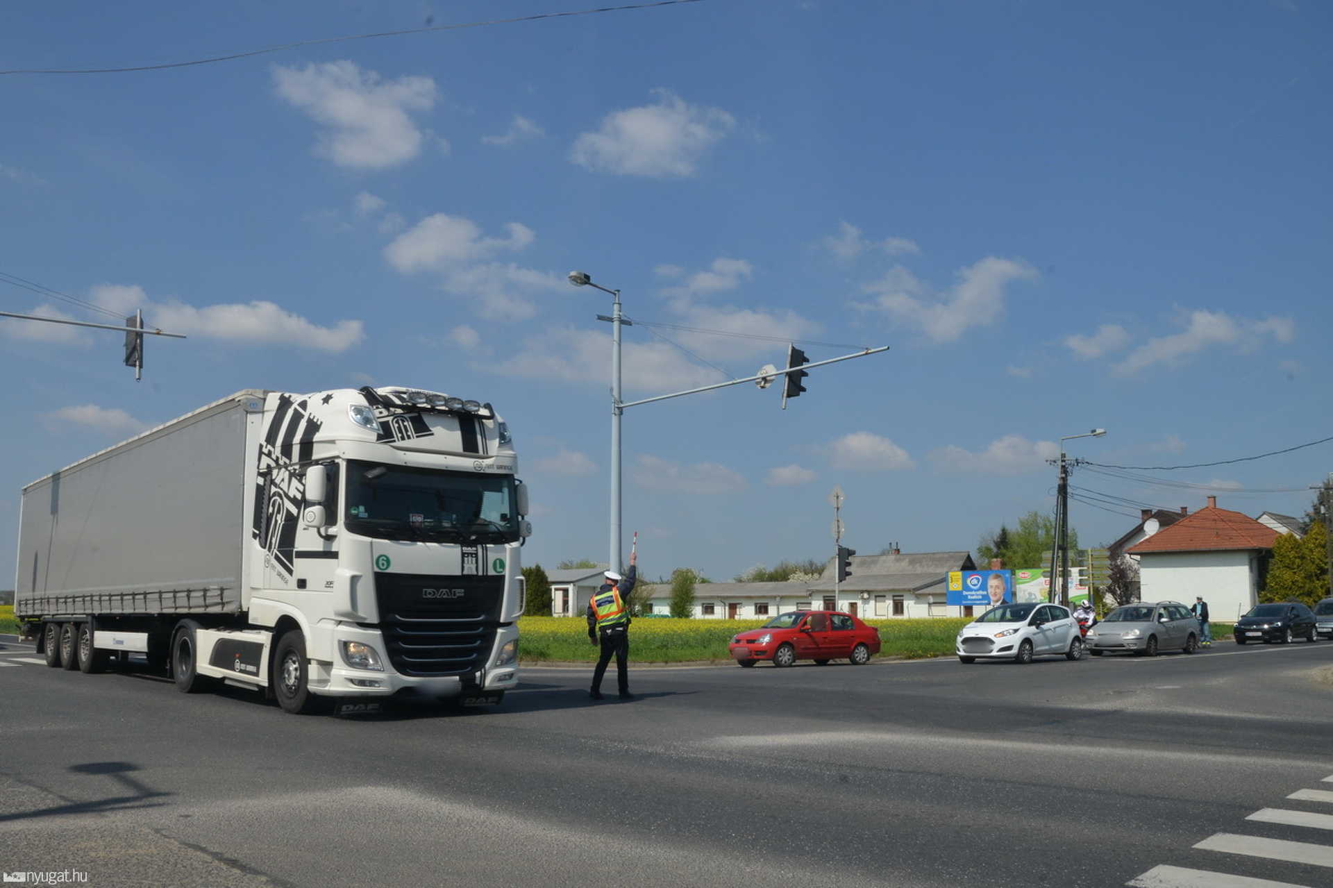 Meghibásodott kamion vesztegel a Rumi úti kereszteződésben Szombathelyen