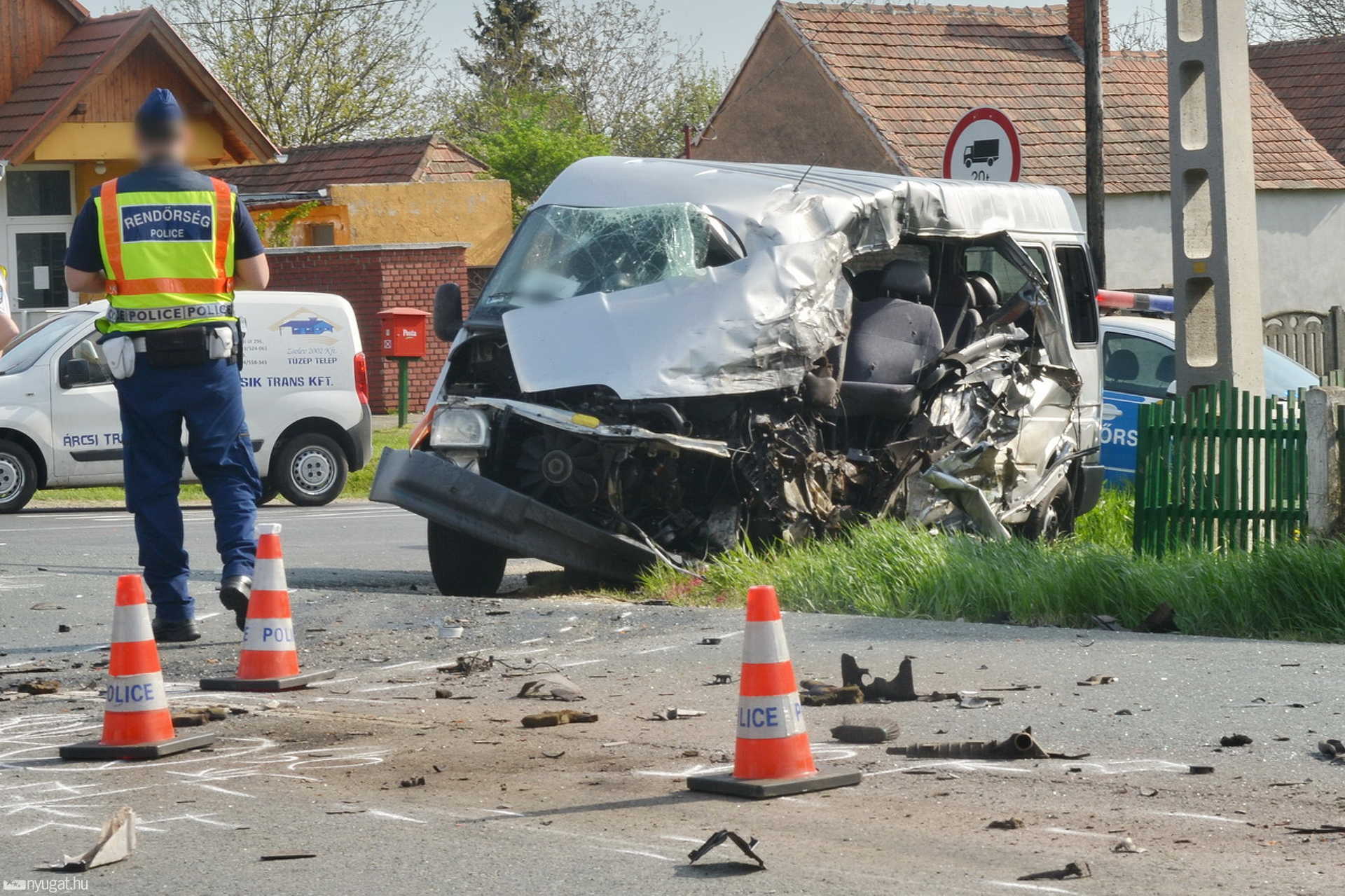 Videó: halálos baleset történt, kamion és kisbusz ütközött Tompaládonyban