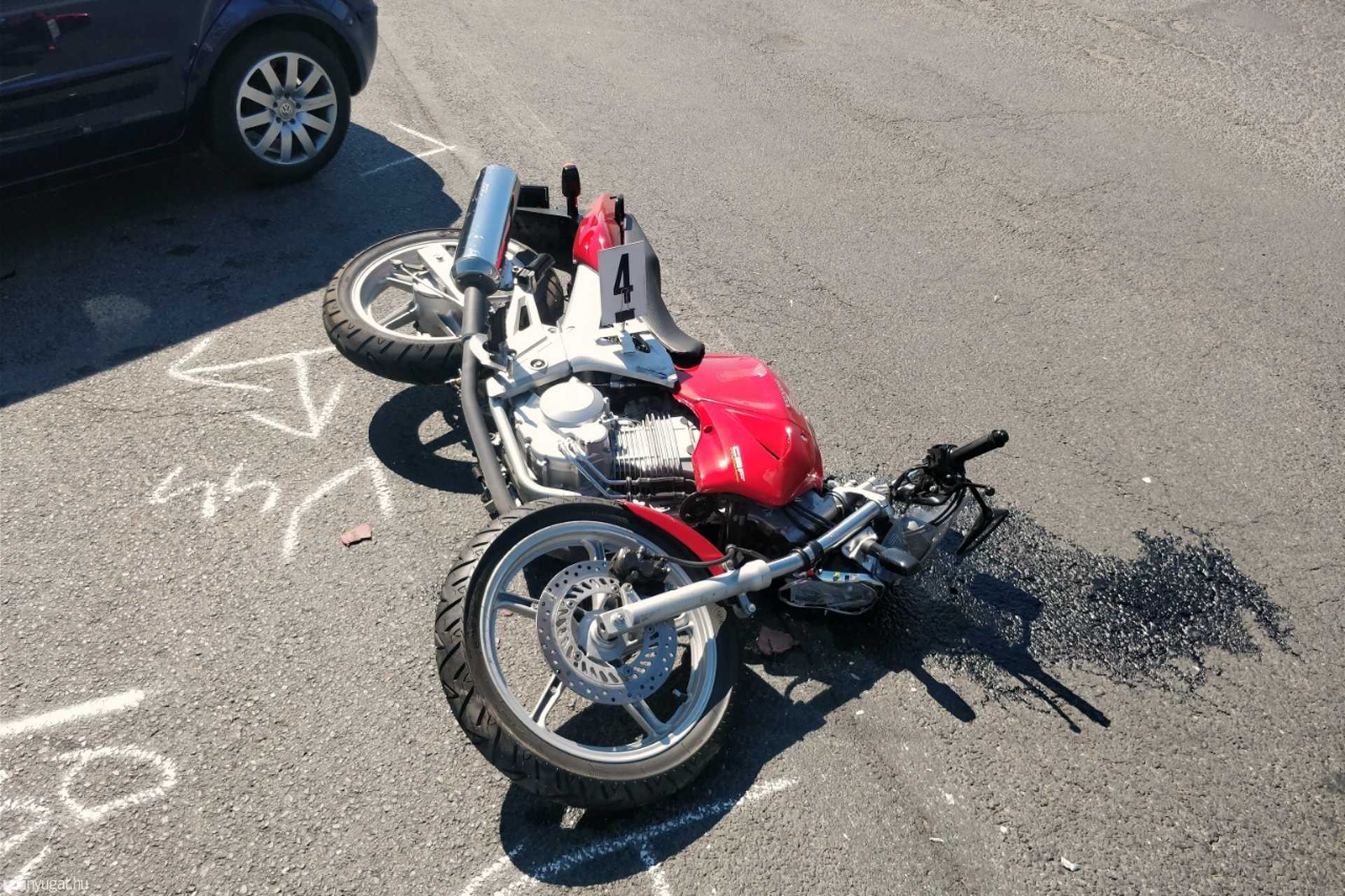 Motorost gázoltak a Tesconál