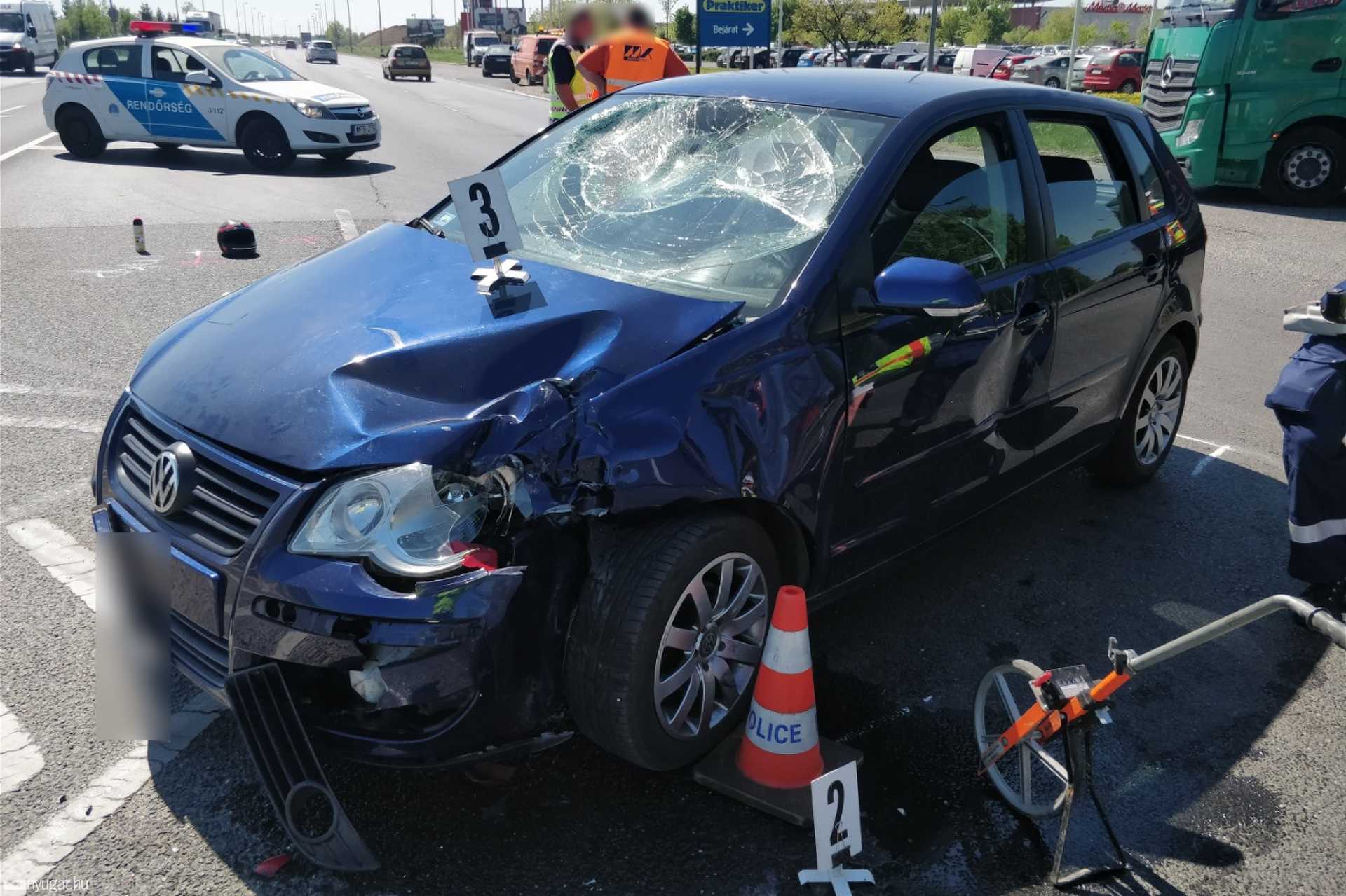 Motorost gázoltak a Tesconál