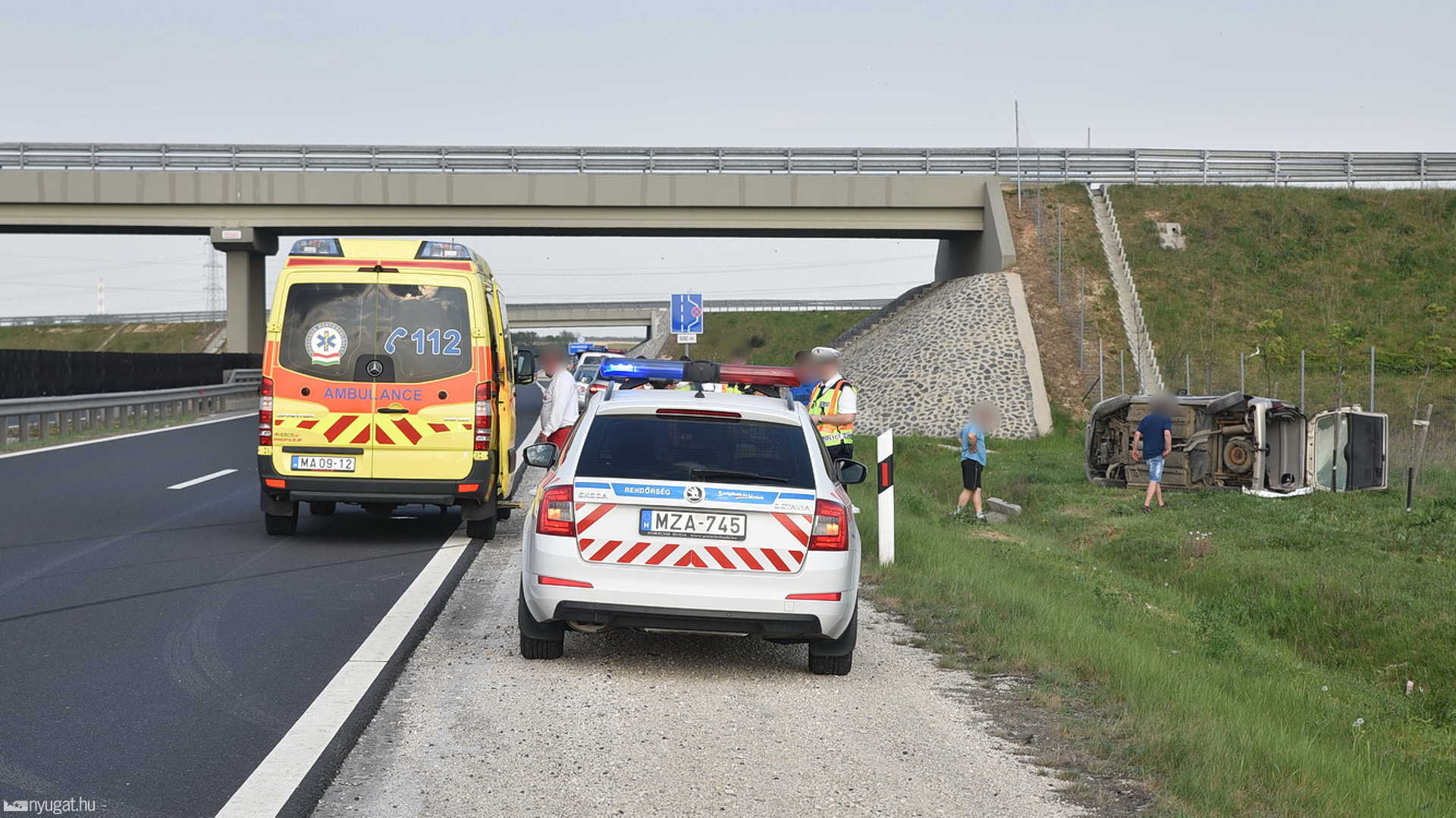 Átrepült az árkon egy Citroen az M86-oson