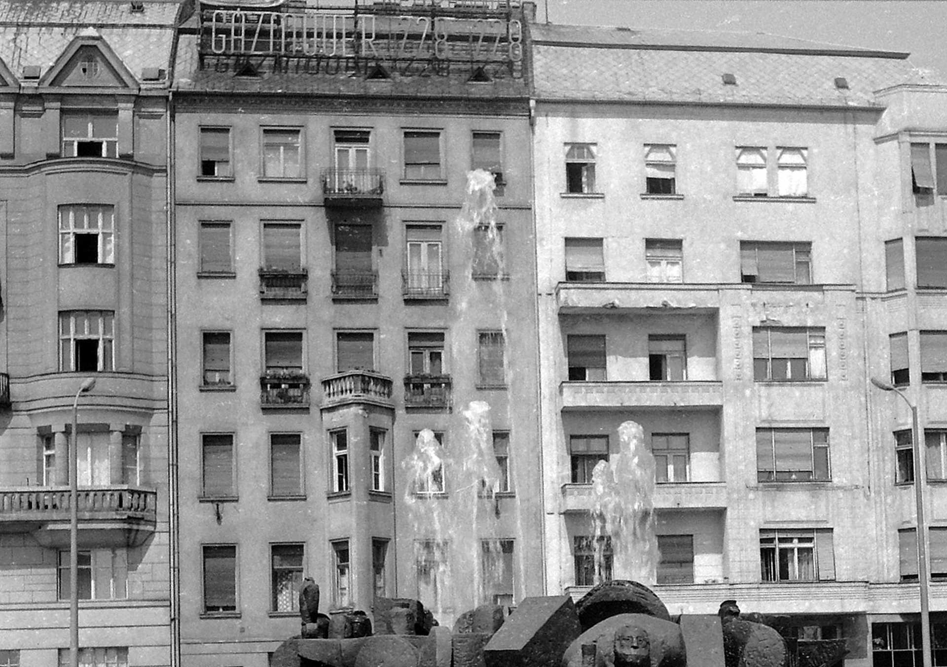 Budapest, Március 15. tér az Erzsébet híd felől nézve