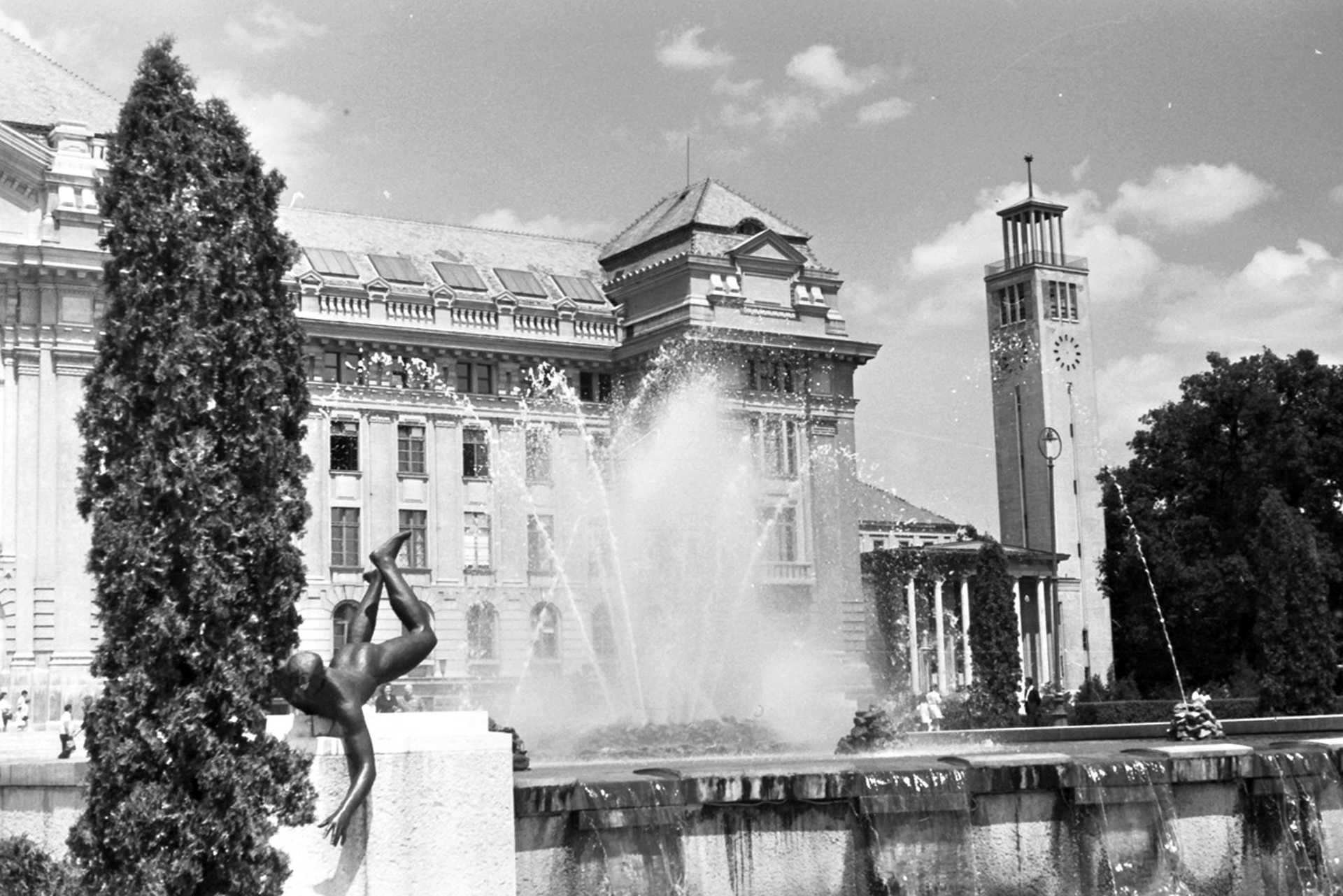 Debrecen, egyetem és az egyetemi templom. Várady Sándor: Vízbe nyúló fiú (1964)