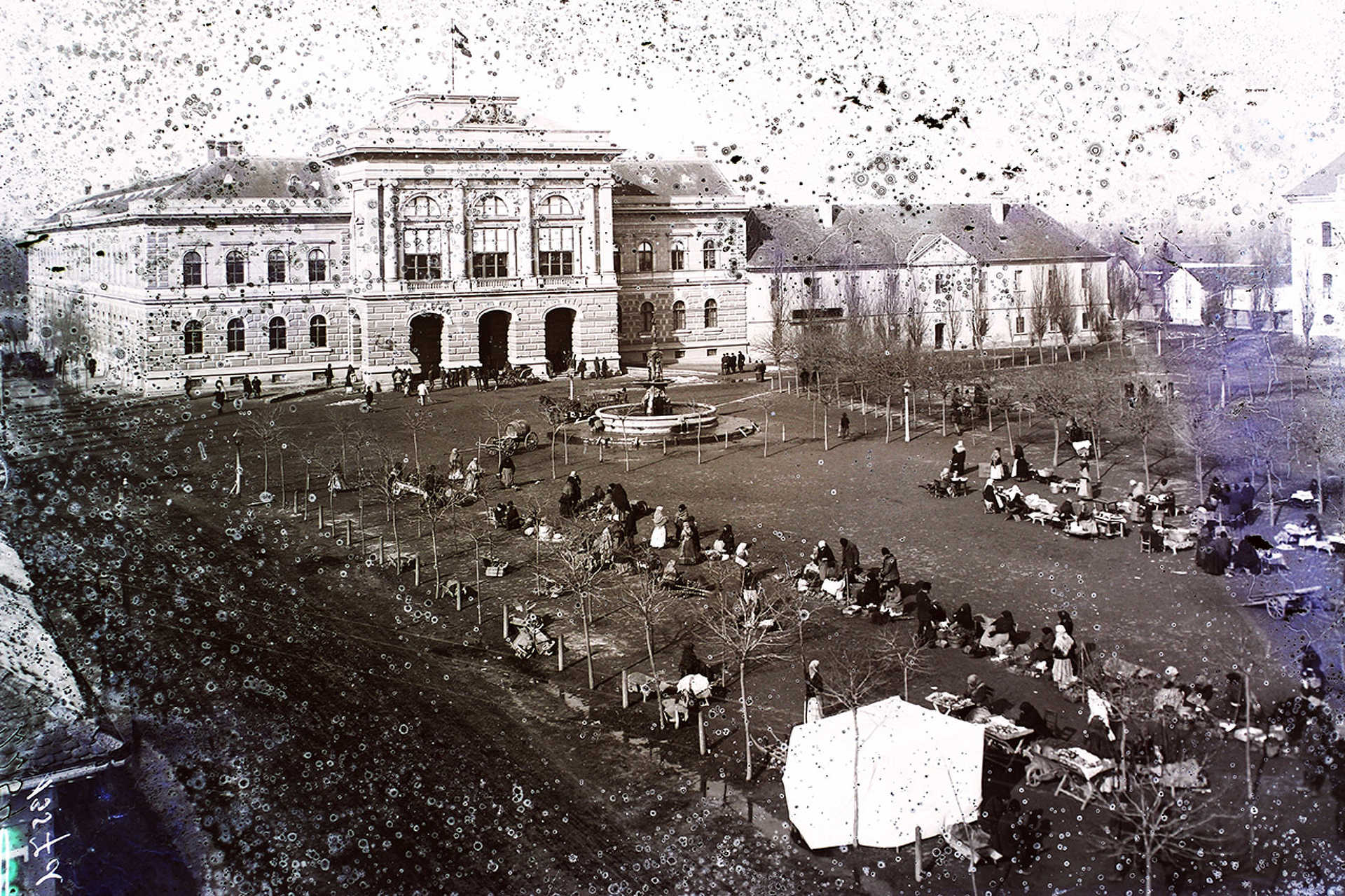 Szentes, Kossuth tér, Vármegyeháza és előtte az artézi-kút