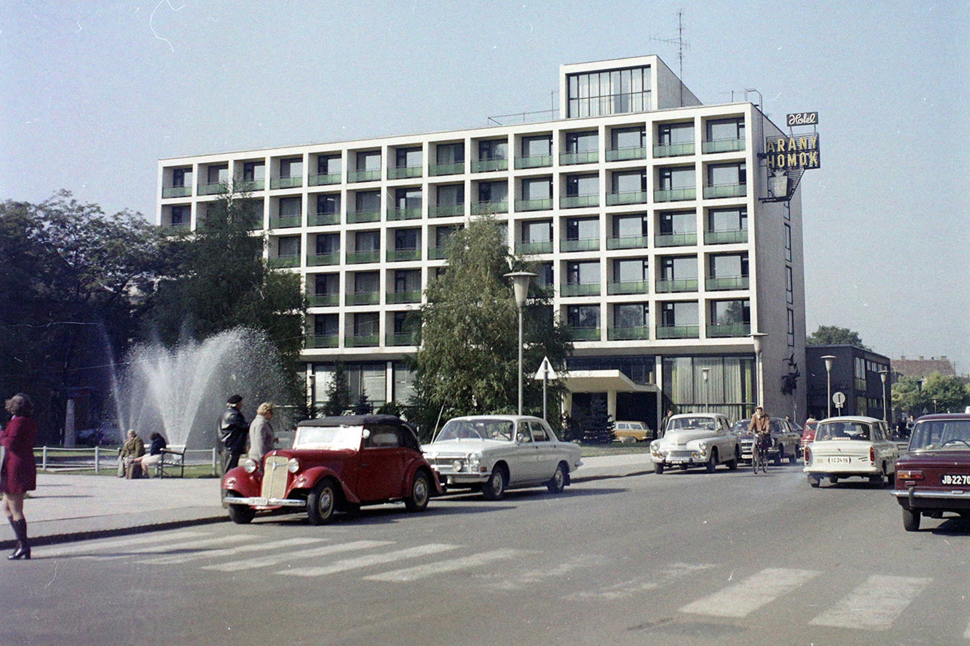 Kecskemét, Kossuth tér, Aranyhomok Hotel