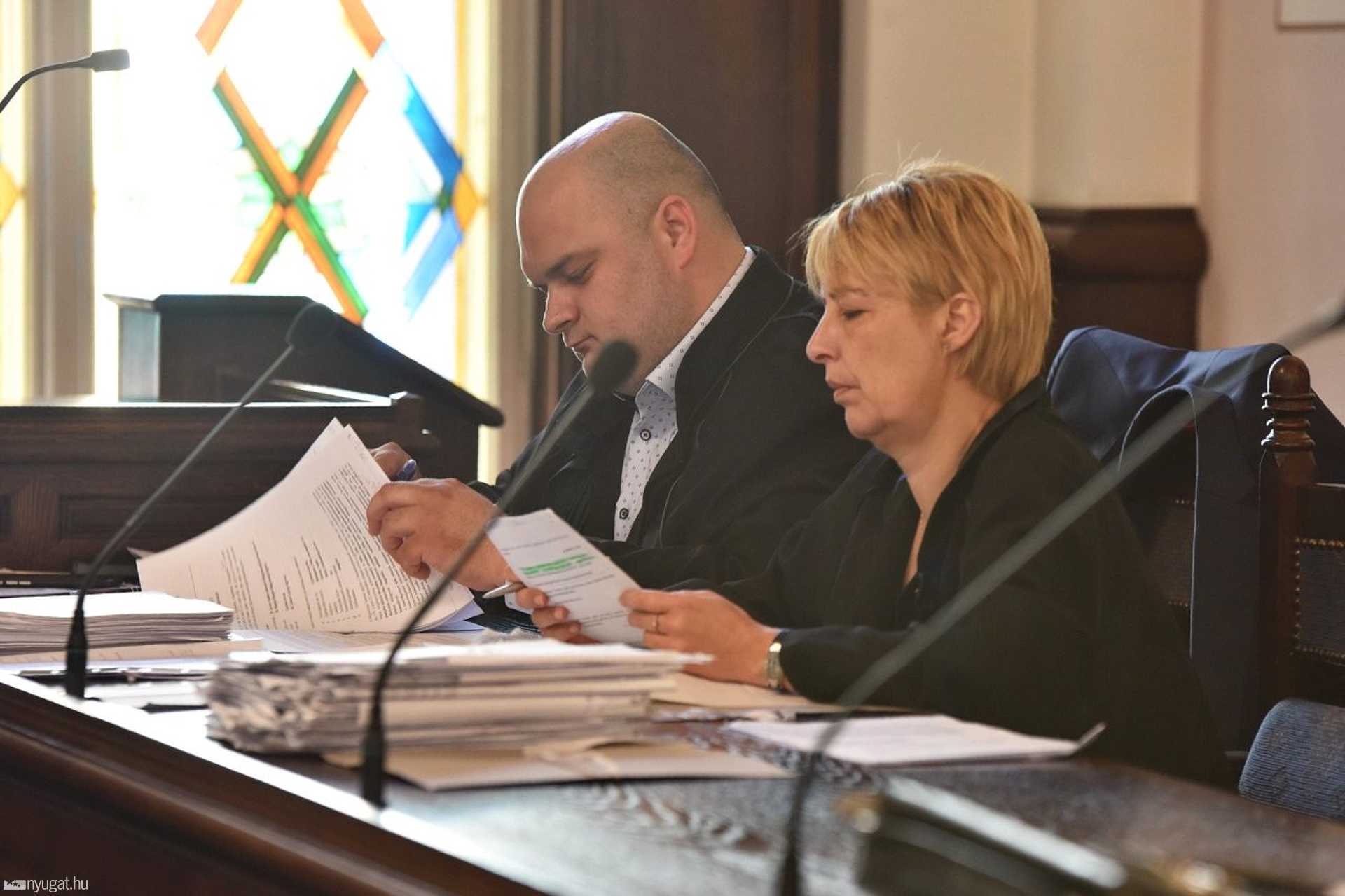 Megkezdődött a bőnyi rendőrgyilkos tárgyalása
