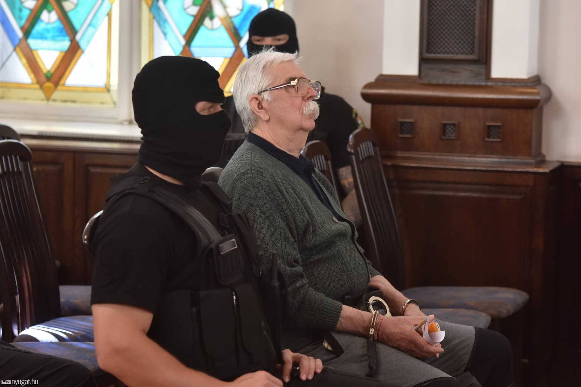 Megkezdődött a bőnyi rendőrgyilkos tárgyalása