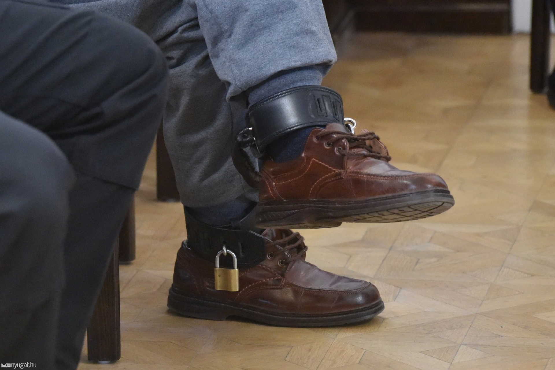 Megkezdődött a bőnyi rendőrgyilkos tárgyalása