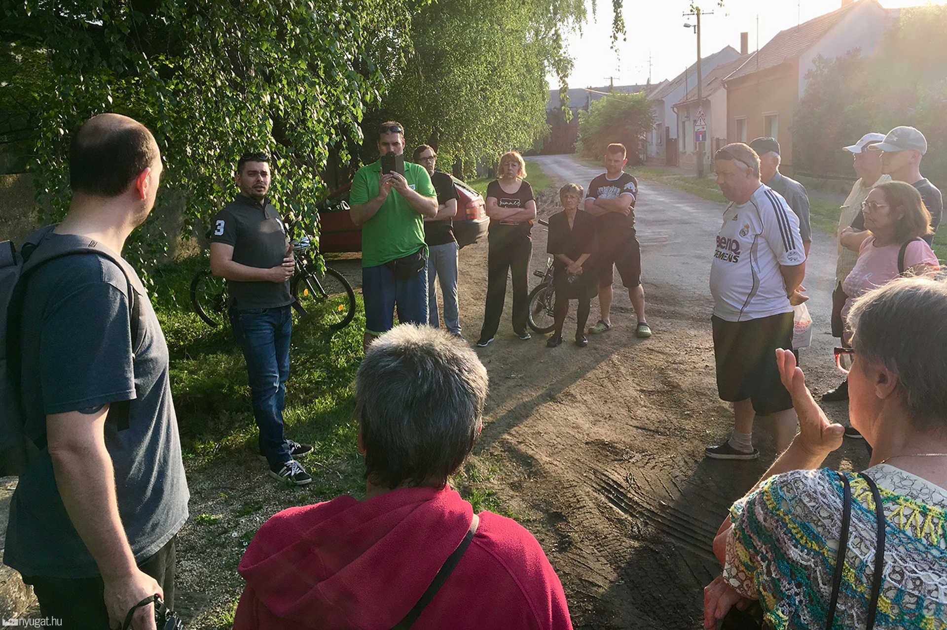 Figyelemfelhívó csendes demonstrációt tartottak a Falco-gyár mellett