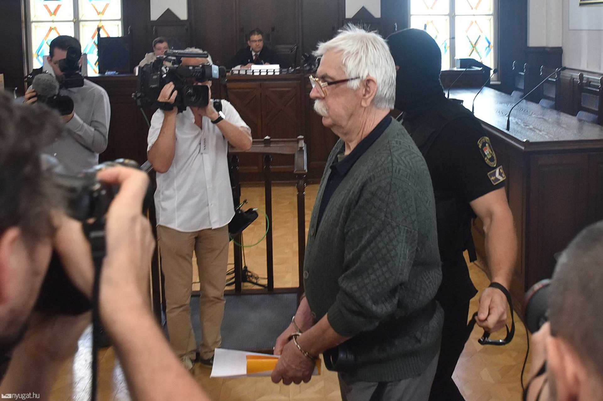 Megkezdődött a bőnyi rendőrgyilkos tárgyalása