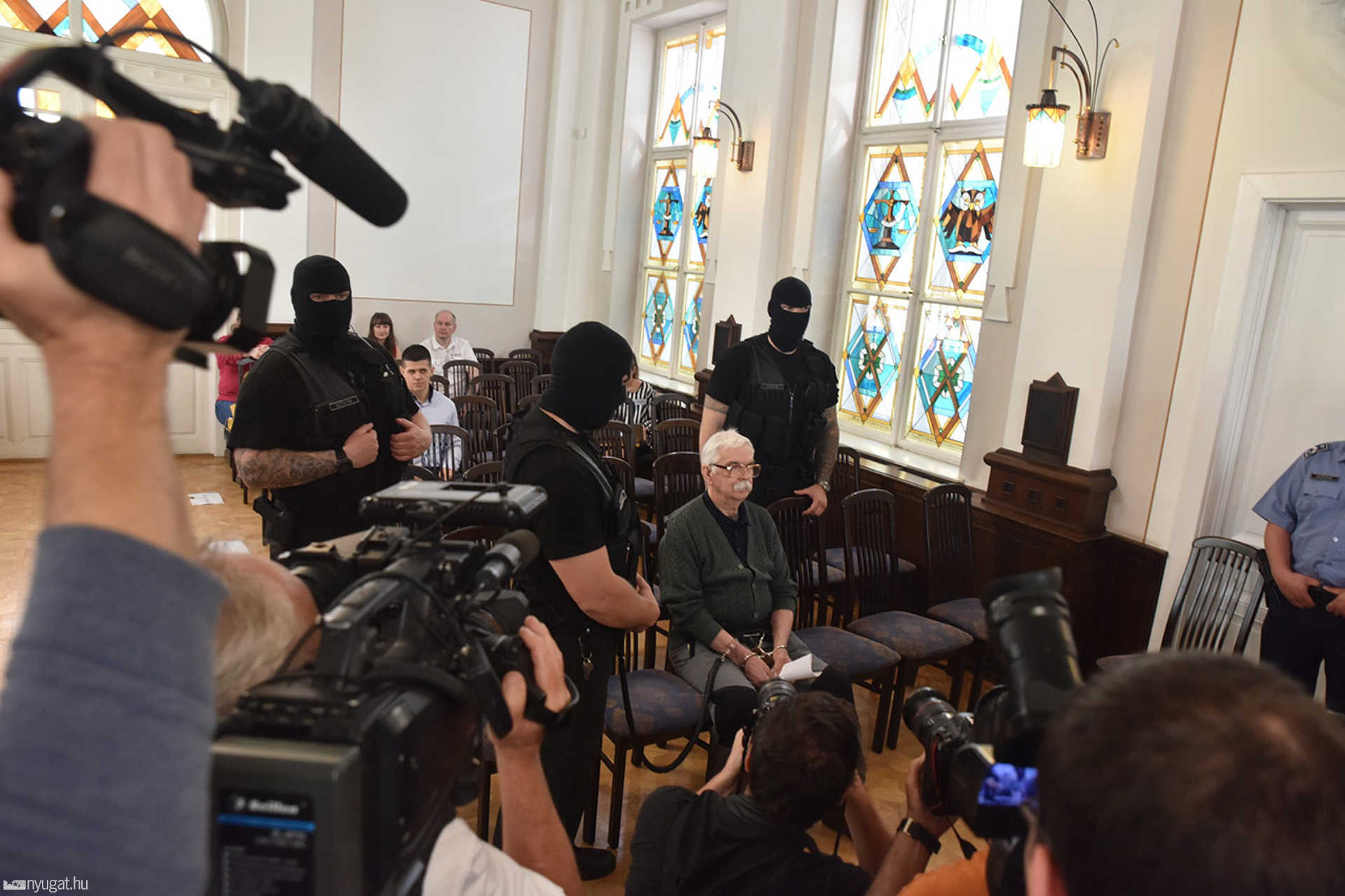 Megkezdődött a bőnyi rendőrgyilkos tárgyalása