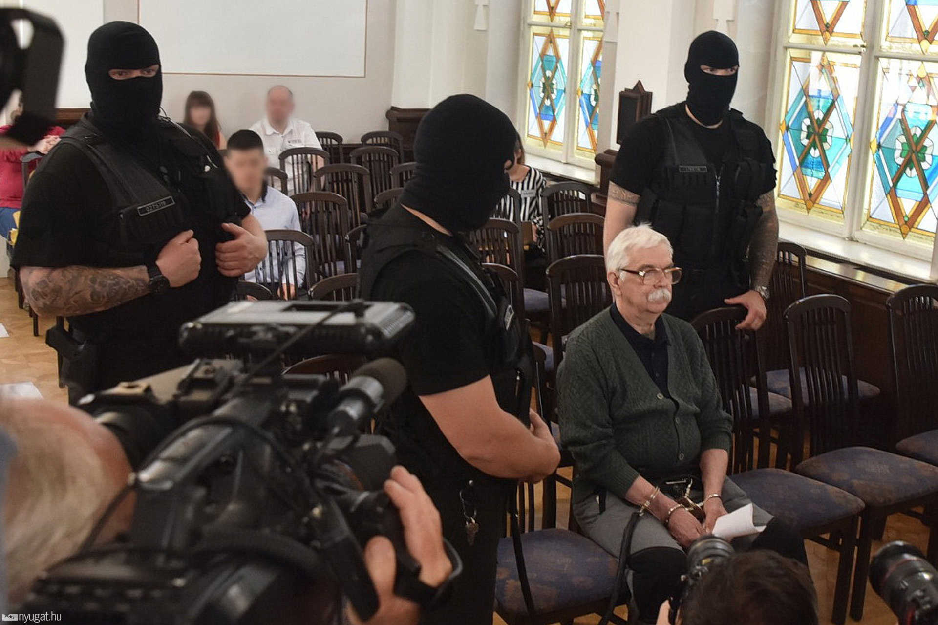 Megkezdődött a bőnyi rendőrgyilkos tárgyalása