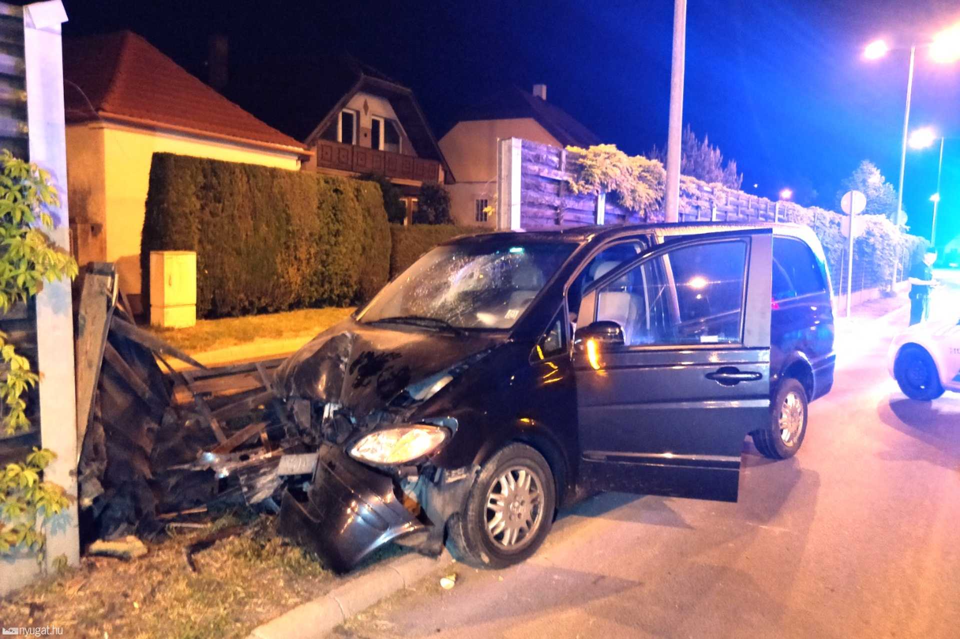 Zajvédő kerítésbe hajtott egy autó Szombathelyen