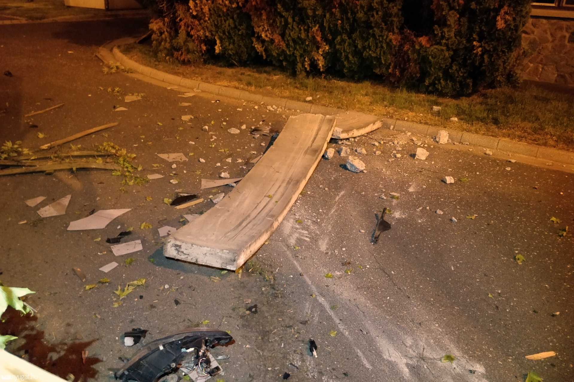 Zajvédő kerítésbe hajtott egy autó Szombathelyen