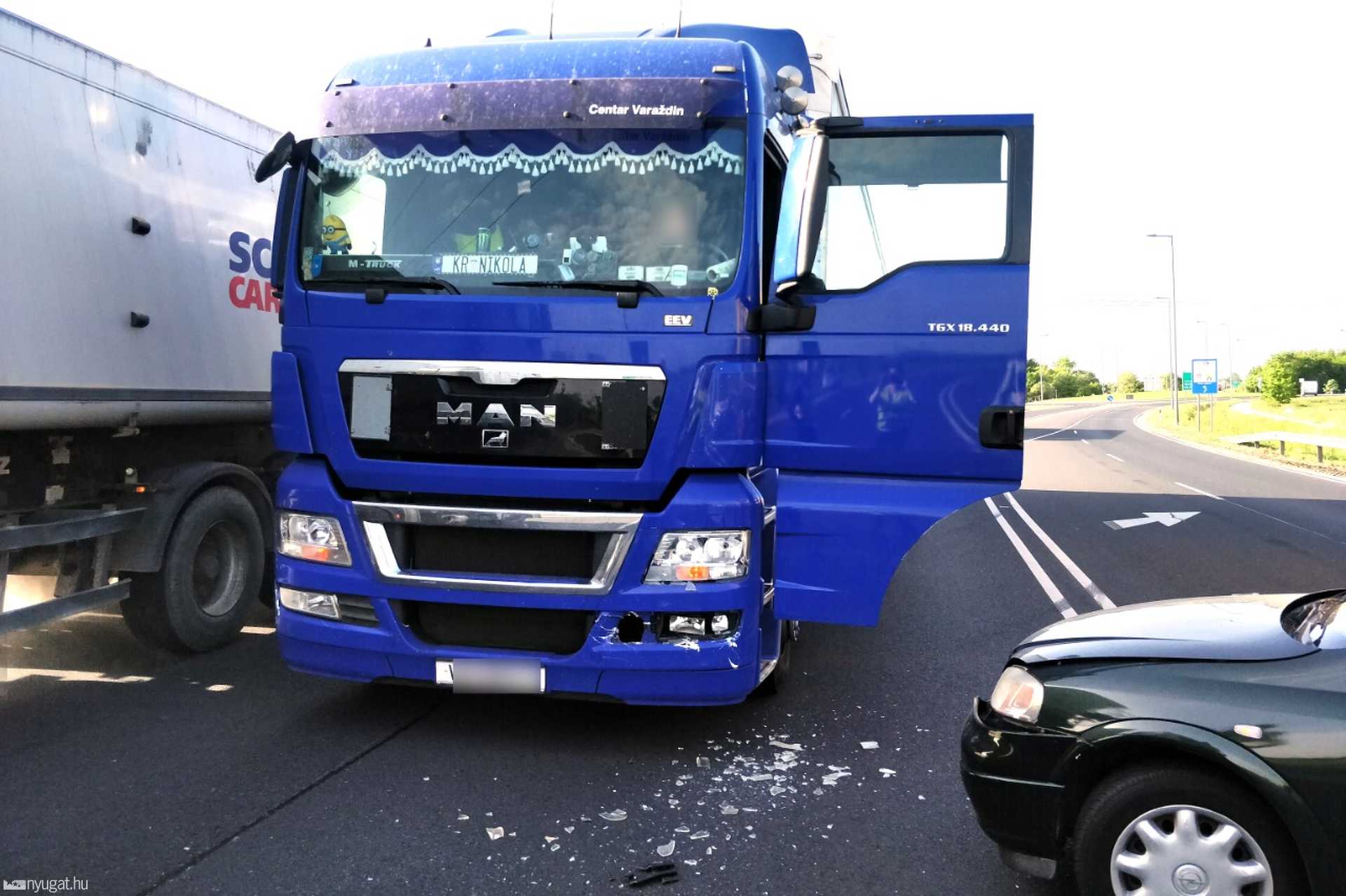 Kamion pördített meg egy személykocsit az elkerülőn