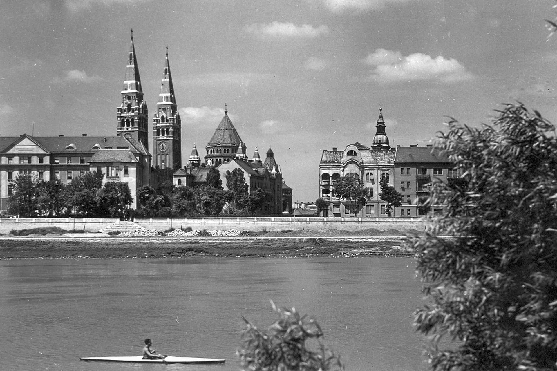 Szeged, szemben a Somogyi utca torkolata, balra a Fogadalmi templom, jobbra a Szerb-ortodox templom tornya látszik