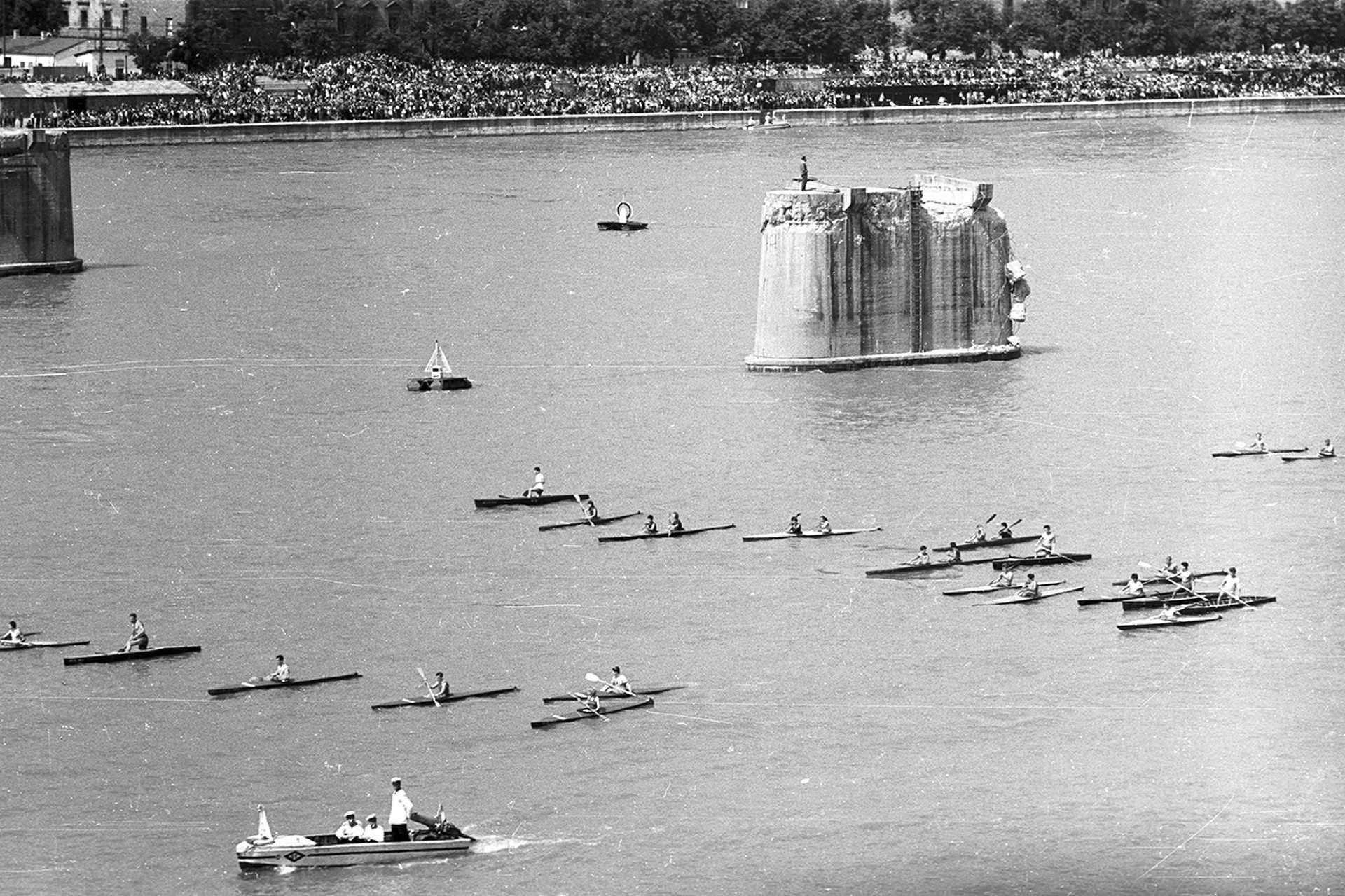Augusztus 20-i vízi és légiparádé a Széchenyi rakparttól nézve, sportolók a Dunán