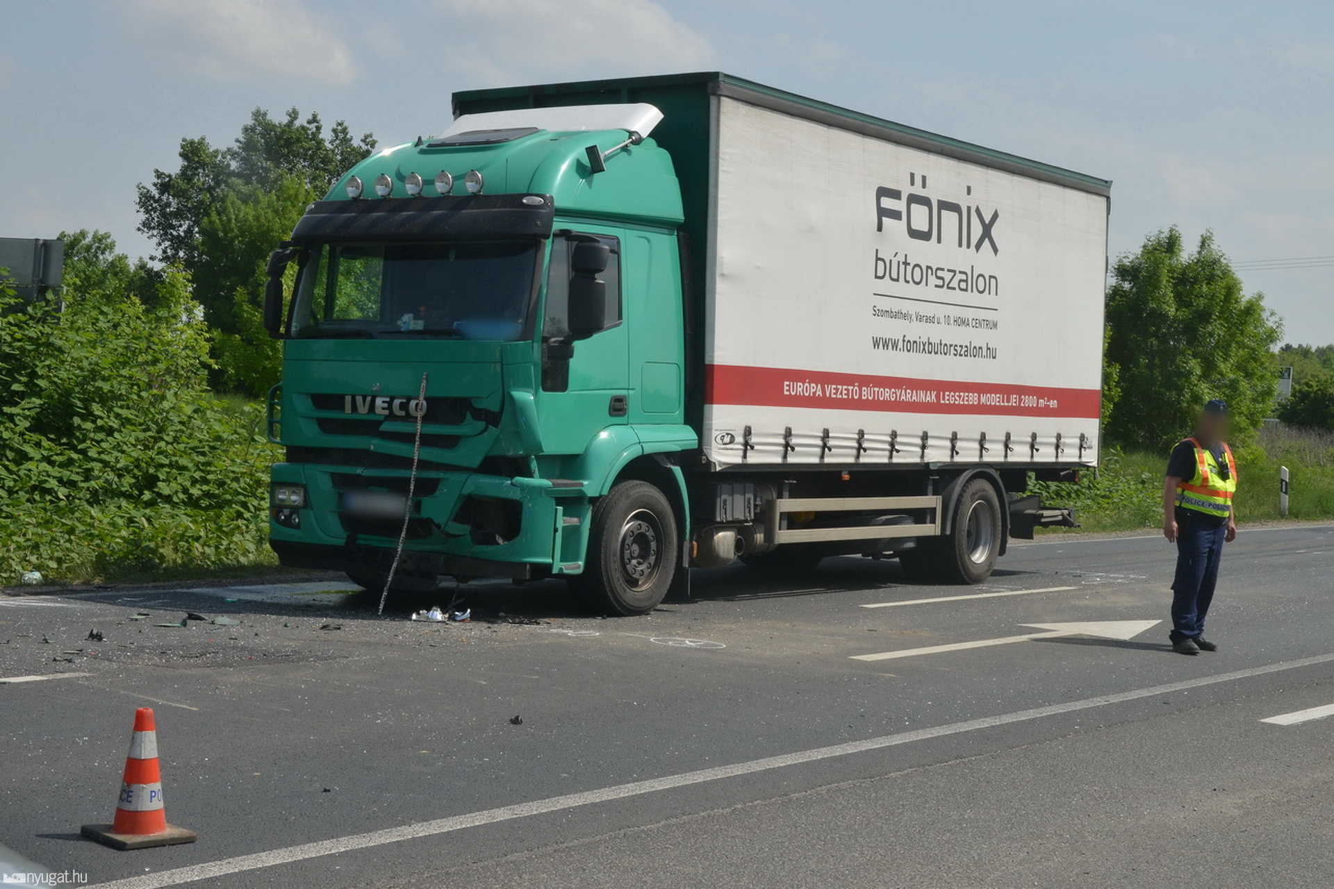 Teherautó lökte árokba a 86-os a Suzukit