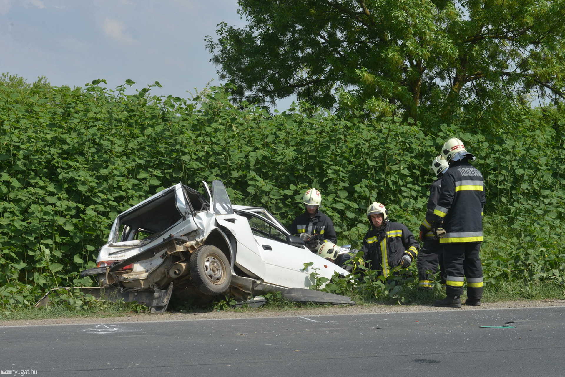 Teherautó lökte árokba a 86-os a Suzukit 