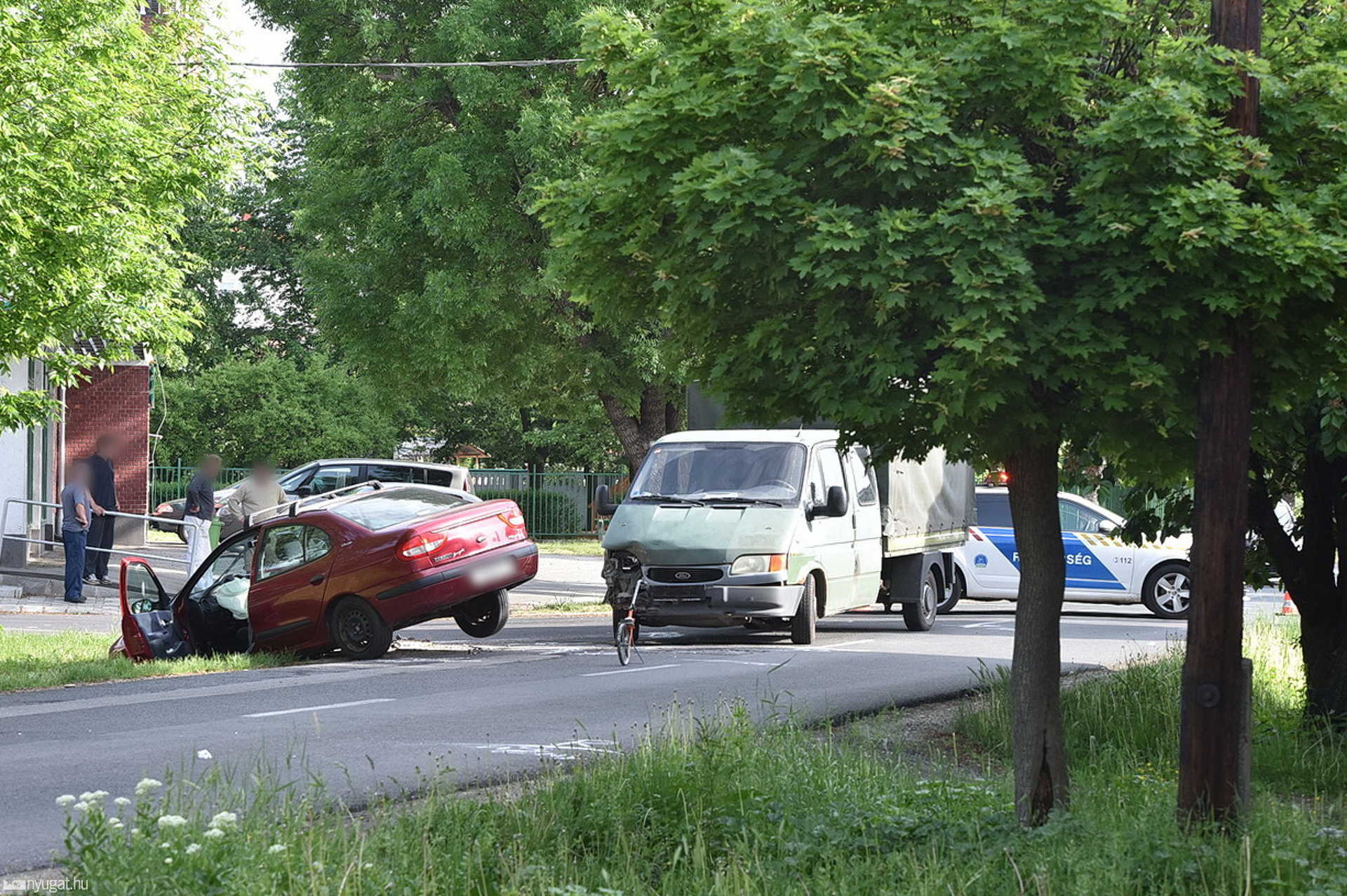 Teherautó elé kanyarodott, majd árokba csapódott egy Renault