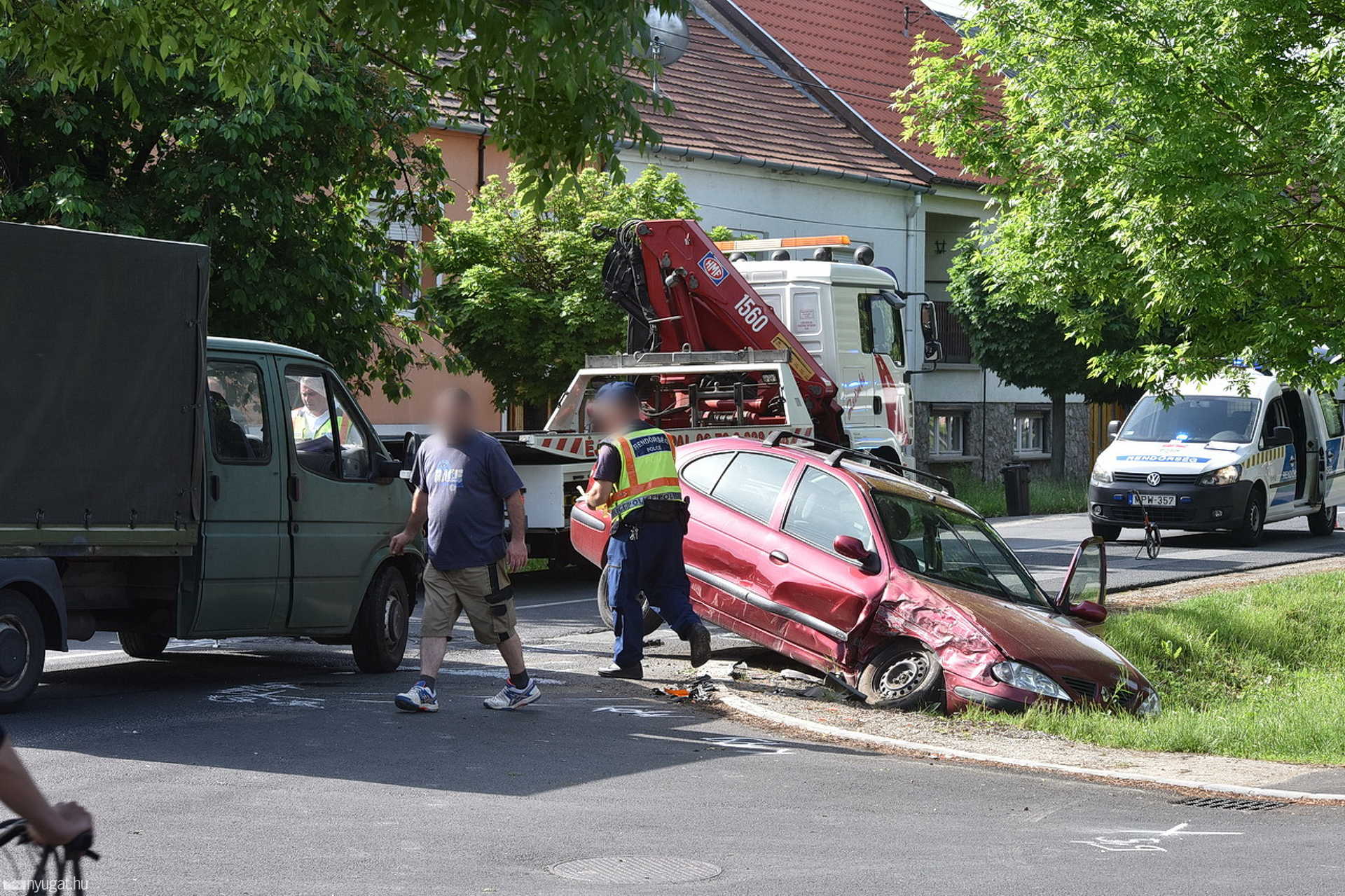 Teherautó elé kanyarodott, majd árokba csapódott egy Renault