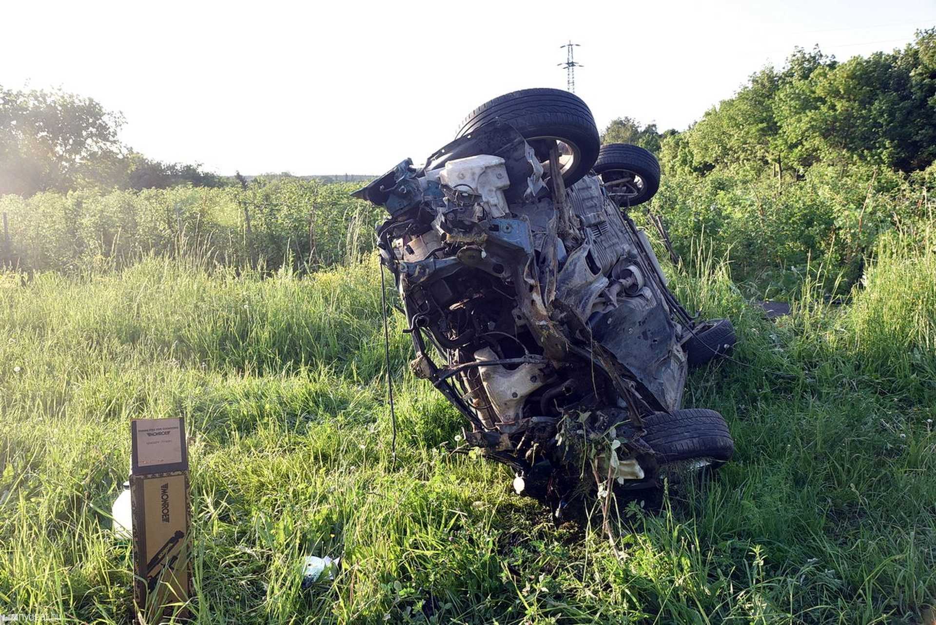 Málnásba csapódott egy Mazda a 87-esen