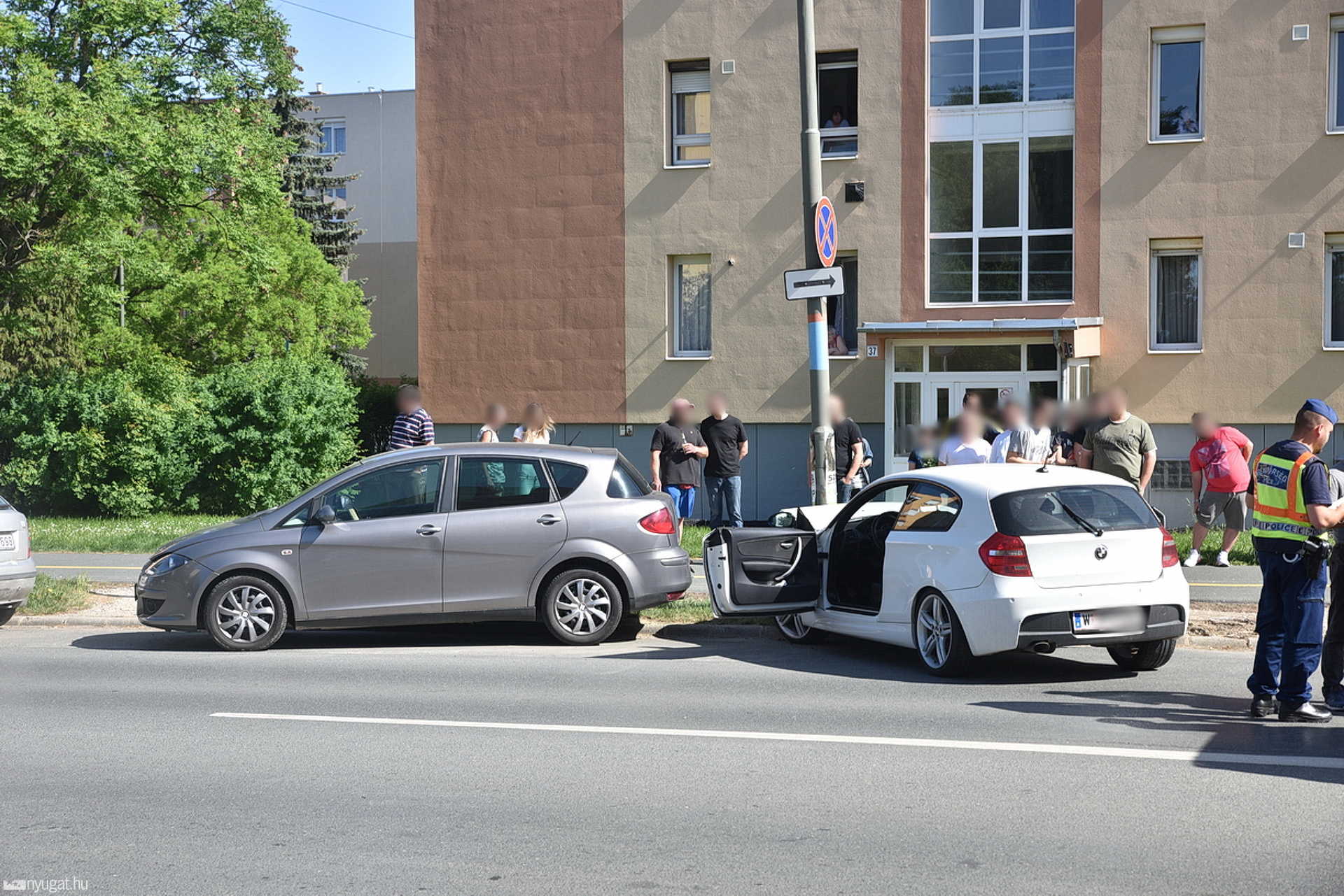 Három autót tolt össze és oszlopnak hajtott egy BMW Szombathelyen