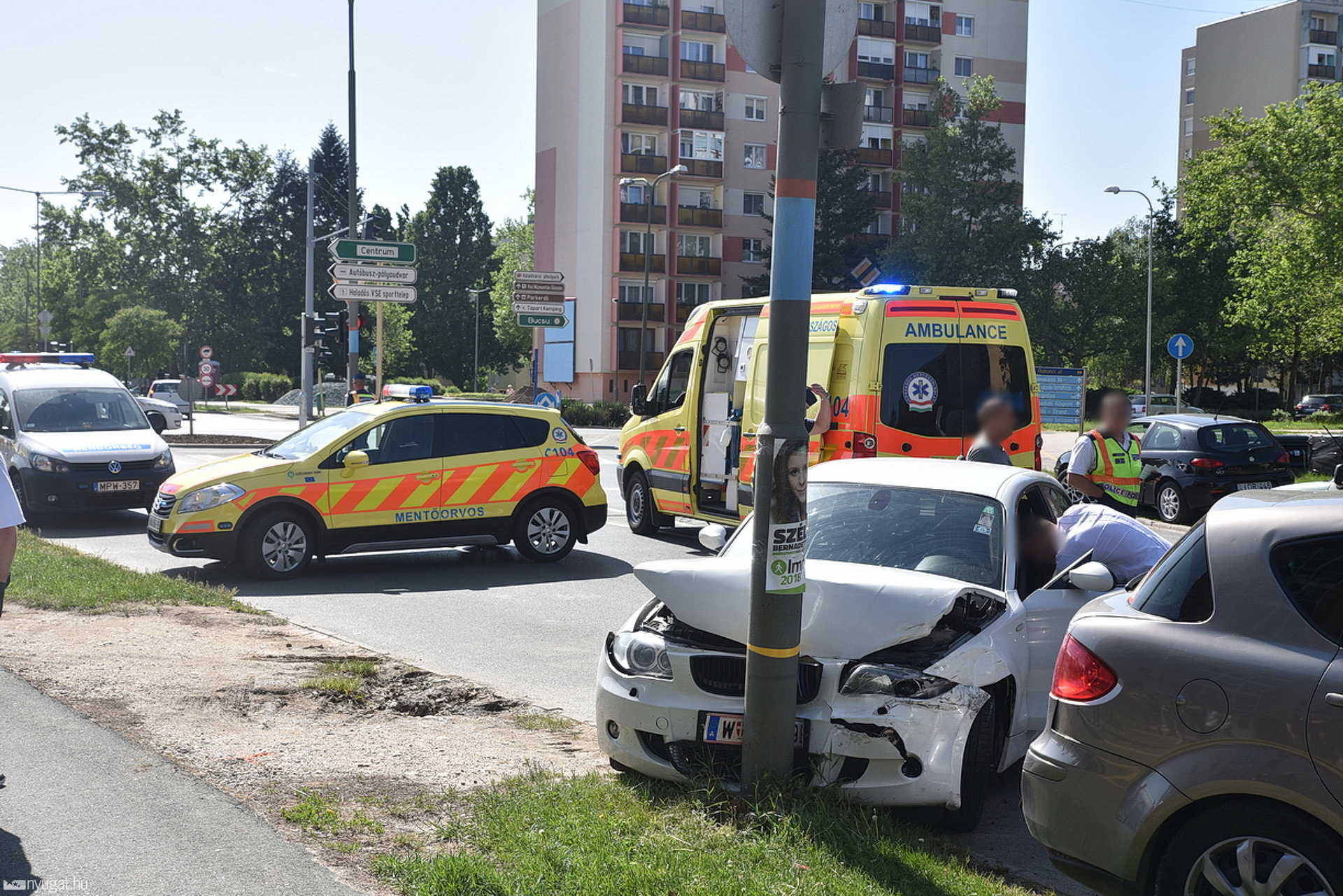 Három autót tolt össze és oszlopnak hajtott egy BMW Szombathelyen