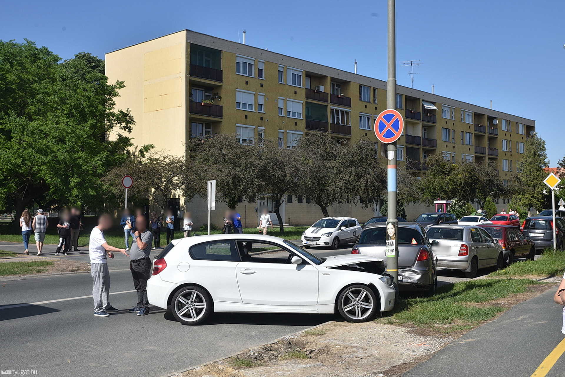 Három autót tolt össze és oszlopnak hajtott egy BMW Szombathelyen