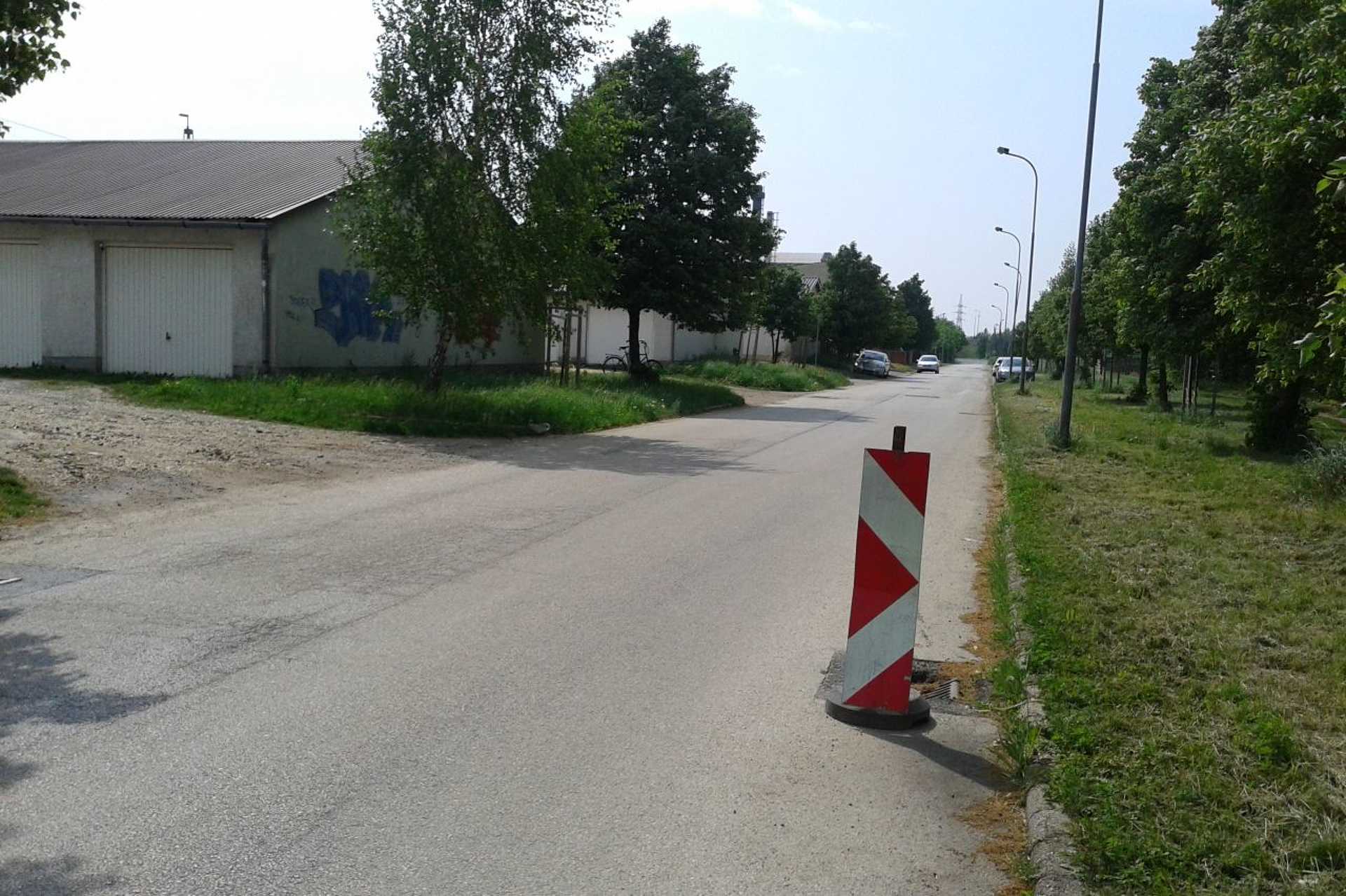 Veszélyes csatornafedél a Mikes Kelemen utcában