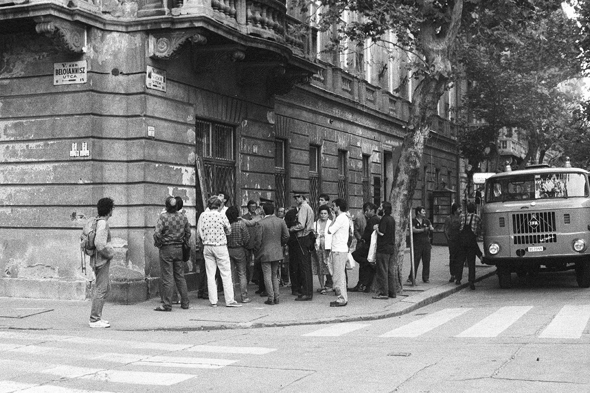 Budapest, Nádor (Münnich Ferenc) utca - Zoltán (Beloiannisz) utca sarok, a Münnich Ferenc utca visszanevezésekor