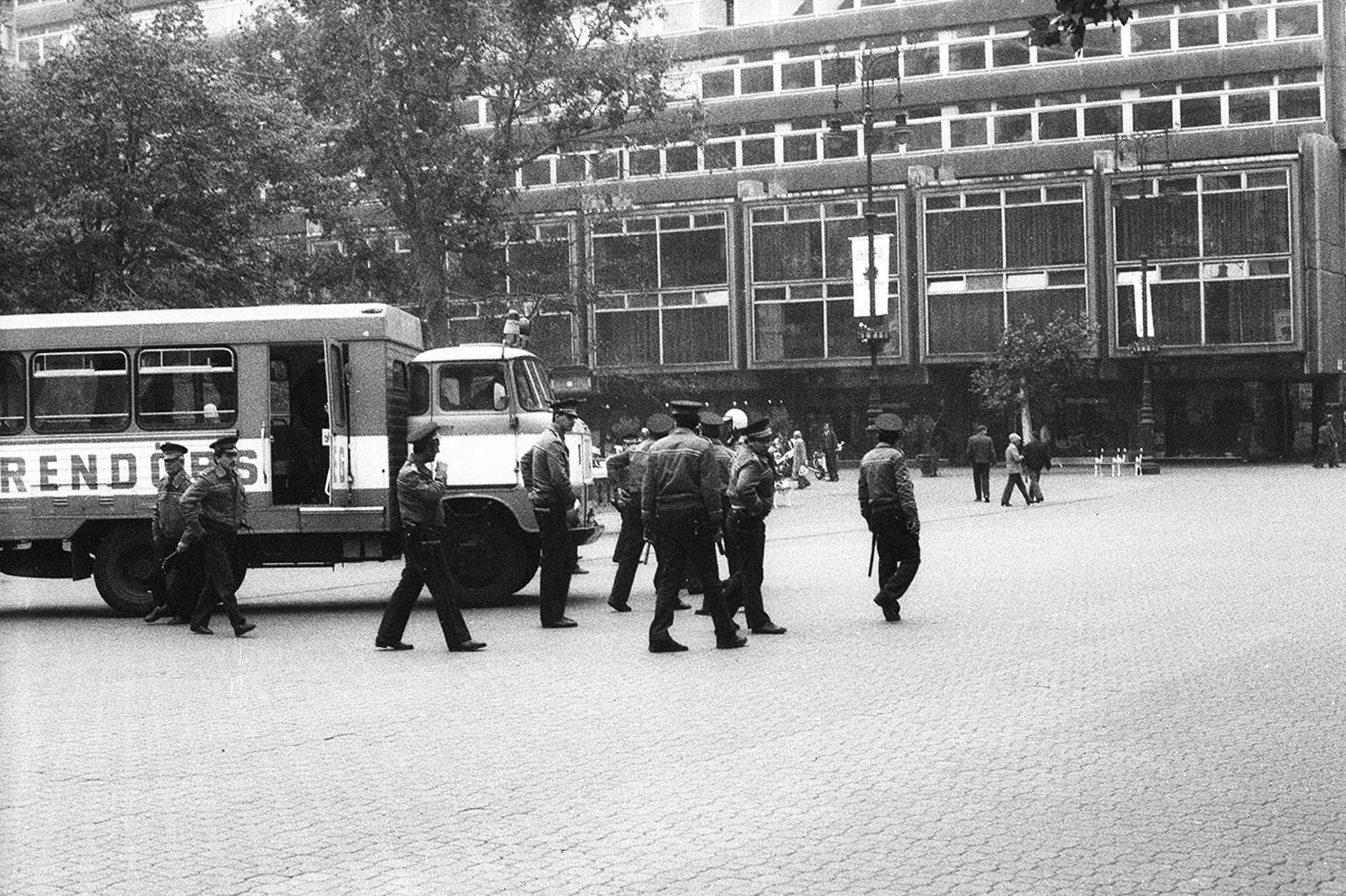 Vörösmarty tér, szemben az ORI székház, március 15-i megemlékezés