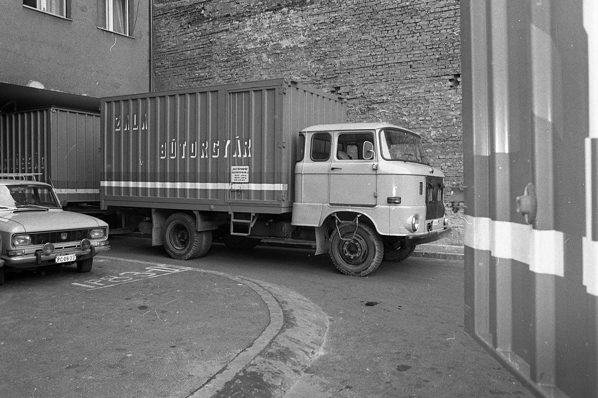 Budapest, Bartók Béla út 5. udvara a Zala Bútorgyár mintaboltja mögött
