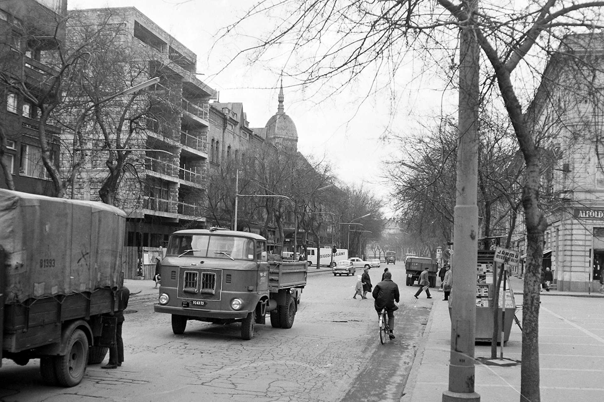 Szeged, Tisza Lajos (Lenin) körút a Mikszáth kálmán utcától a Dugonics tér felé nézve