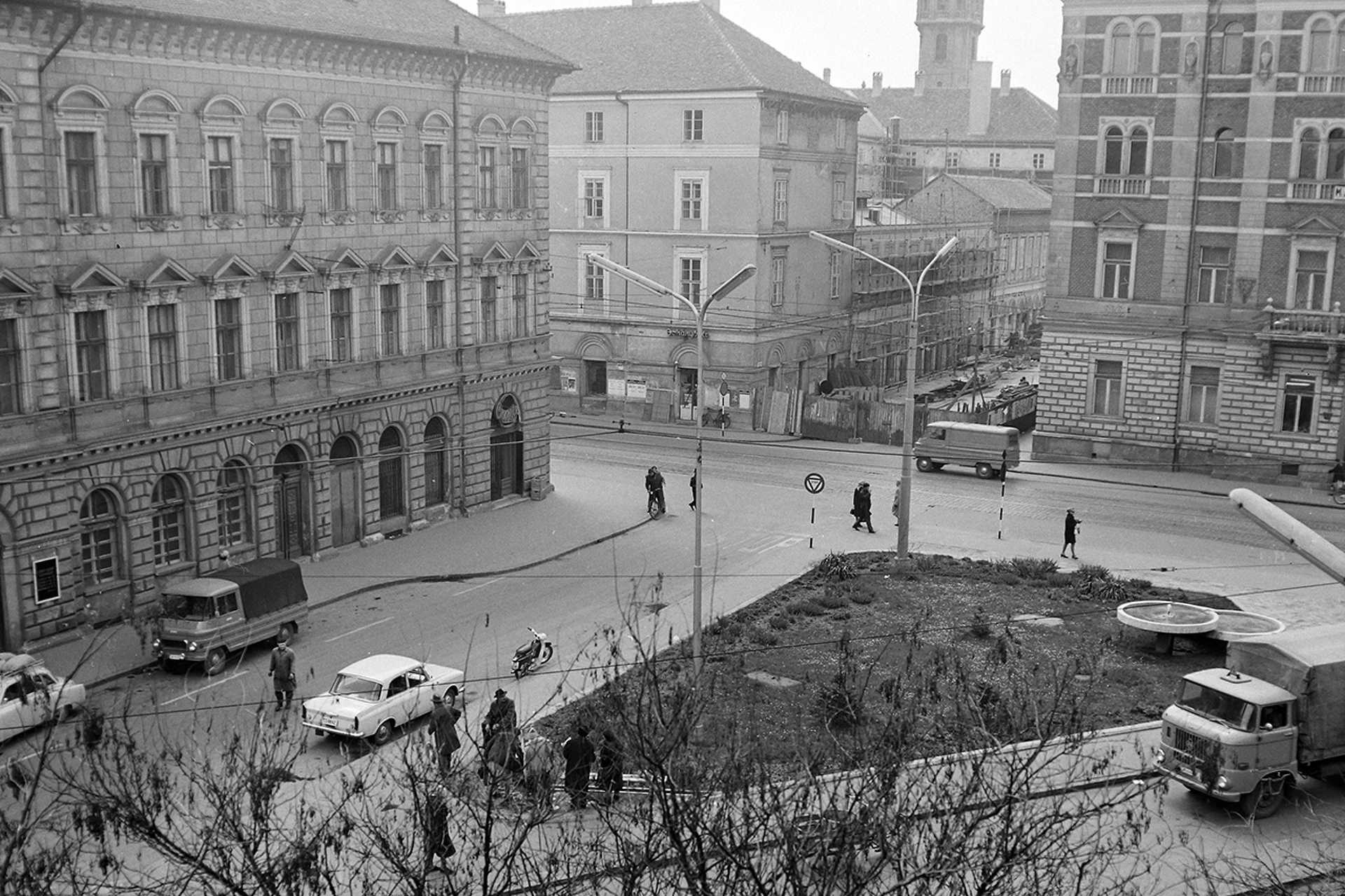 Szeged, Tisza Lajos (Lenin) körút, Anna-kút és jobbra a MÁV székház