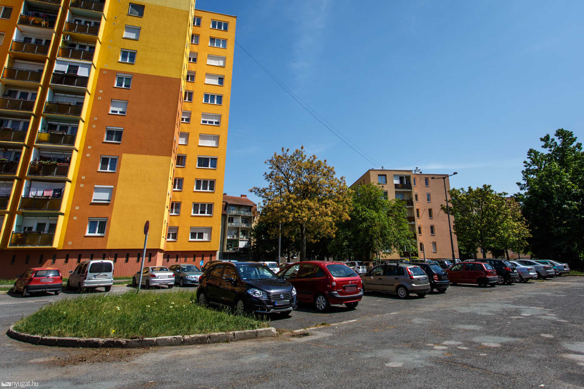 Megkarcolt autó egy Szent Gellért utcai parkolóban