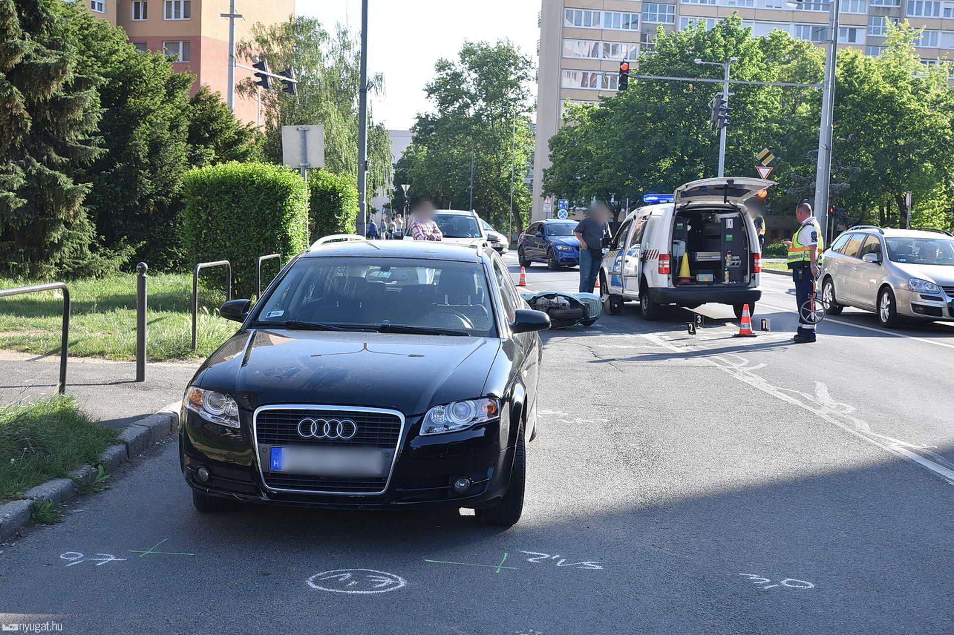 Záróvonalon fordult meg az Audi, fellökött egy robogóst