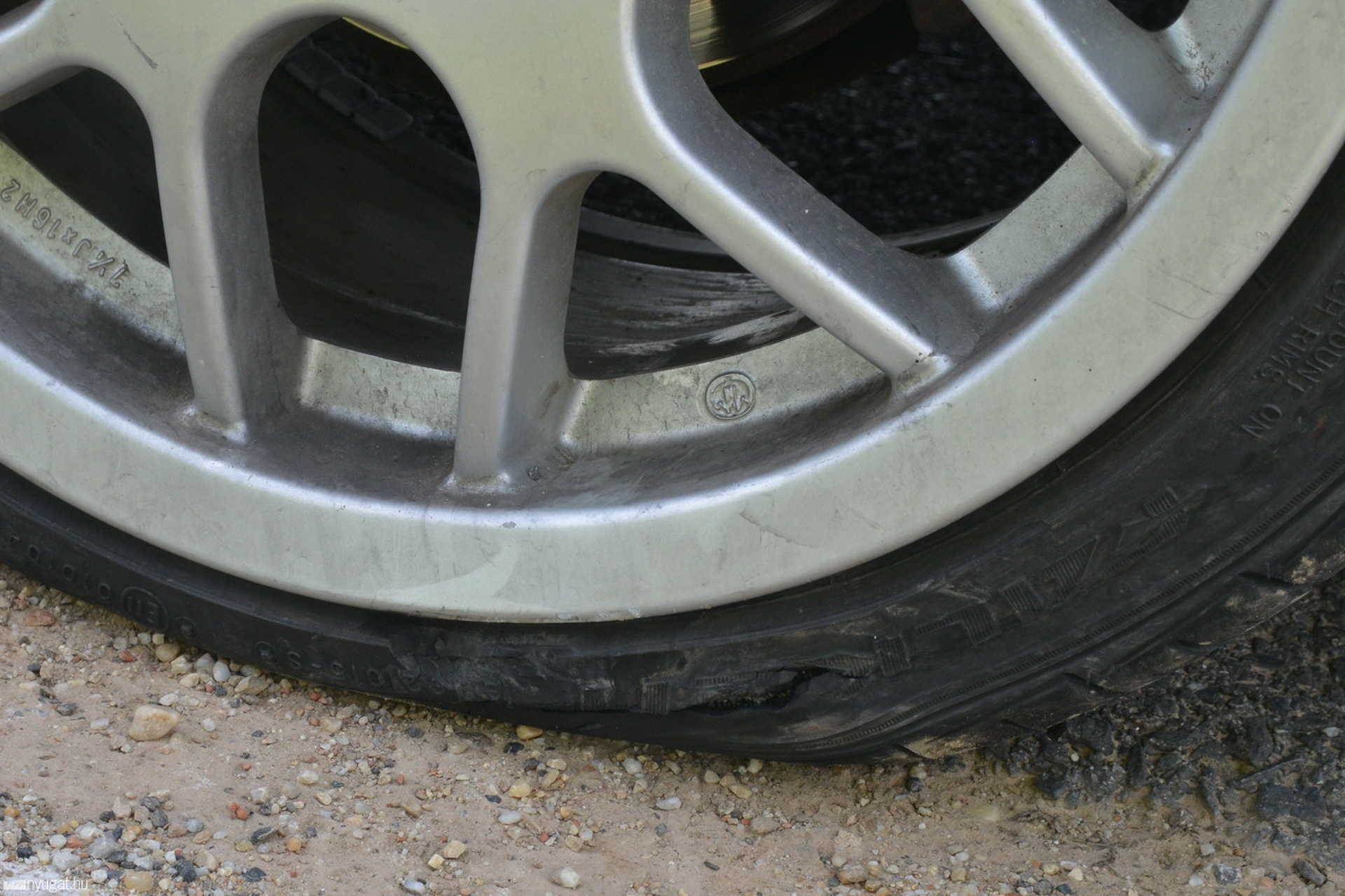 Úton lévő betondarab okozott kárt egy Volkswagenben