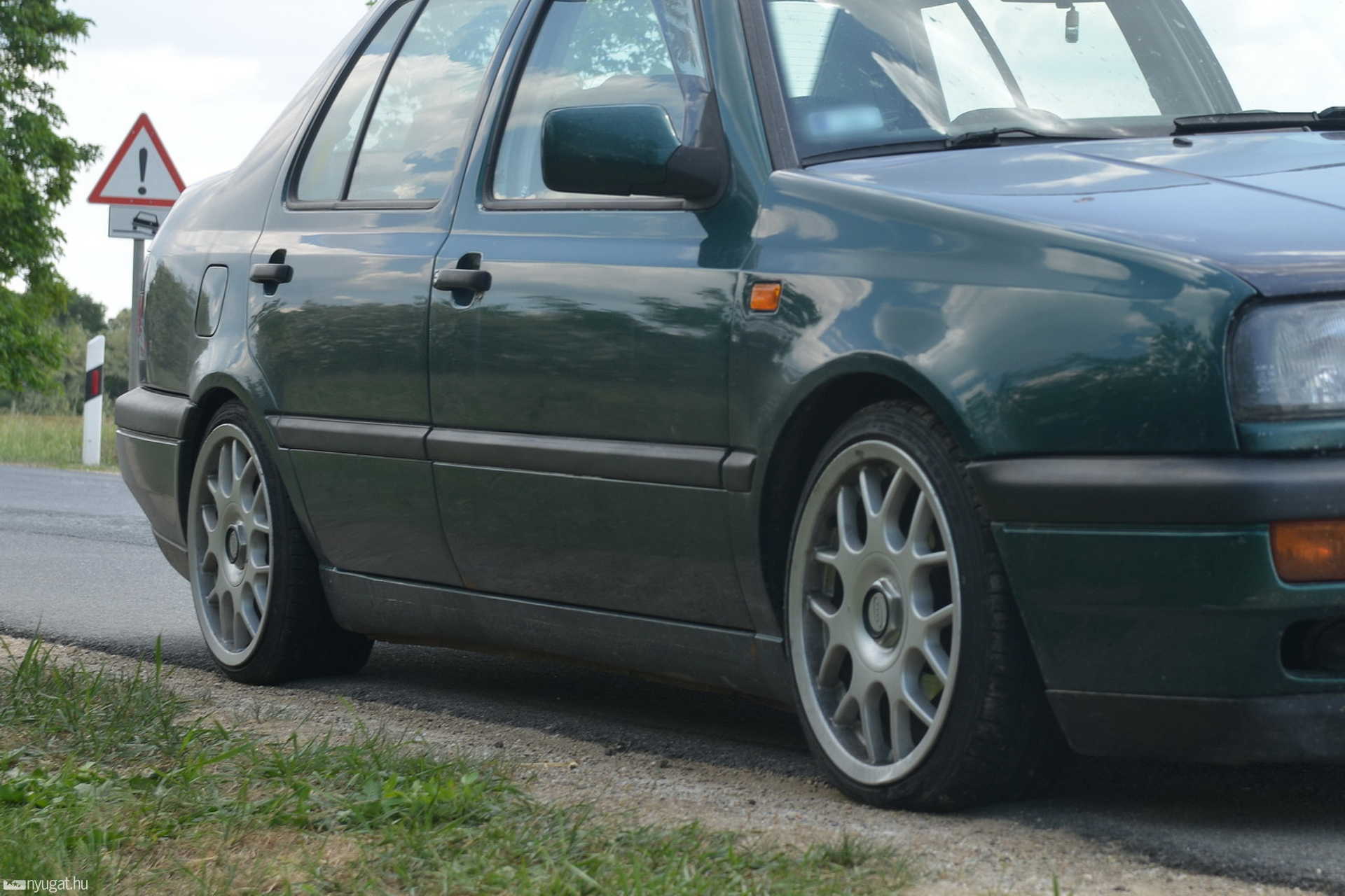 Úton lévő betondarab okozott kárt egy Volkswagenben