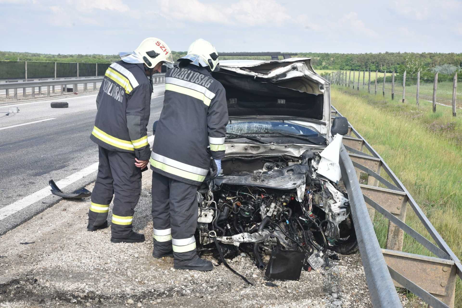 Hirtelen kormányrántás után baleset az M86-os autóúton