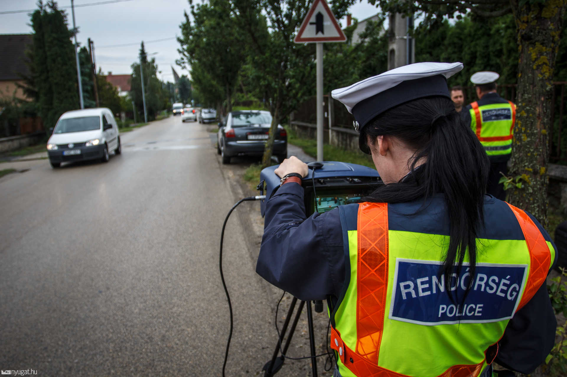 Sajtónyilvános sebességmérés a Kárpáti Kelemen utcában