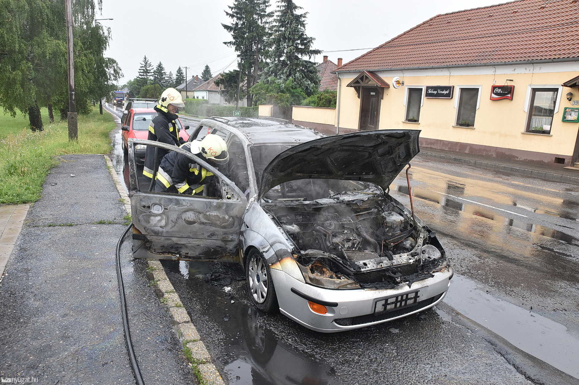 Teljesen kiégett egy Ford Lukácsházán