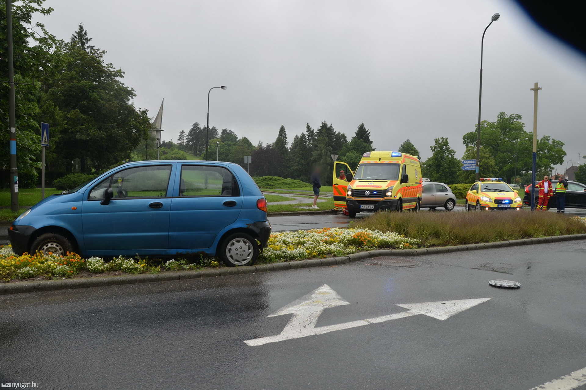 Volvo lökött virágágyásba Daewoot Szombathelyen