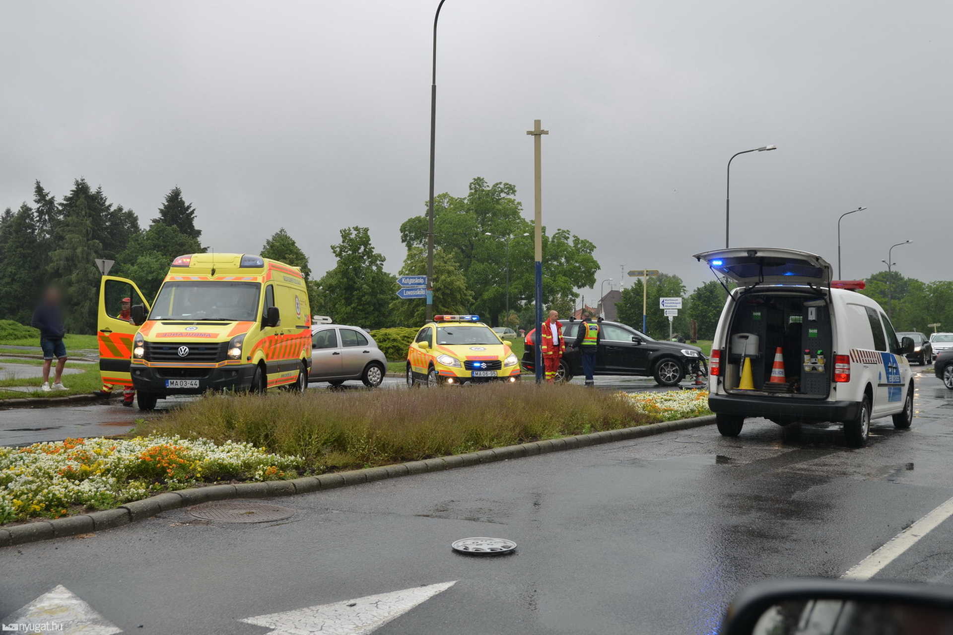 Volvo lökött virágágyásba Daewoot Szombathelyen