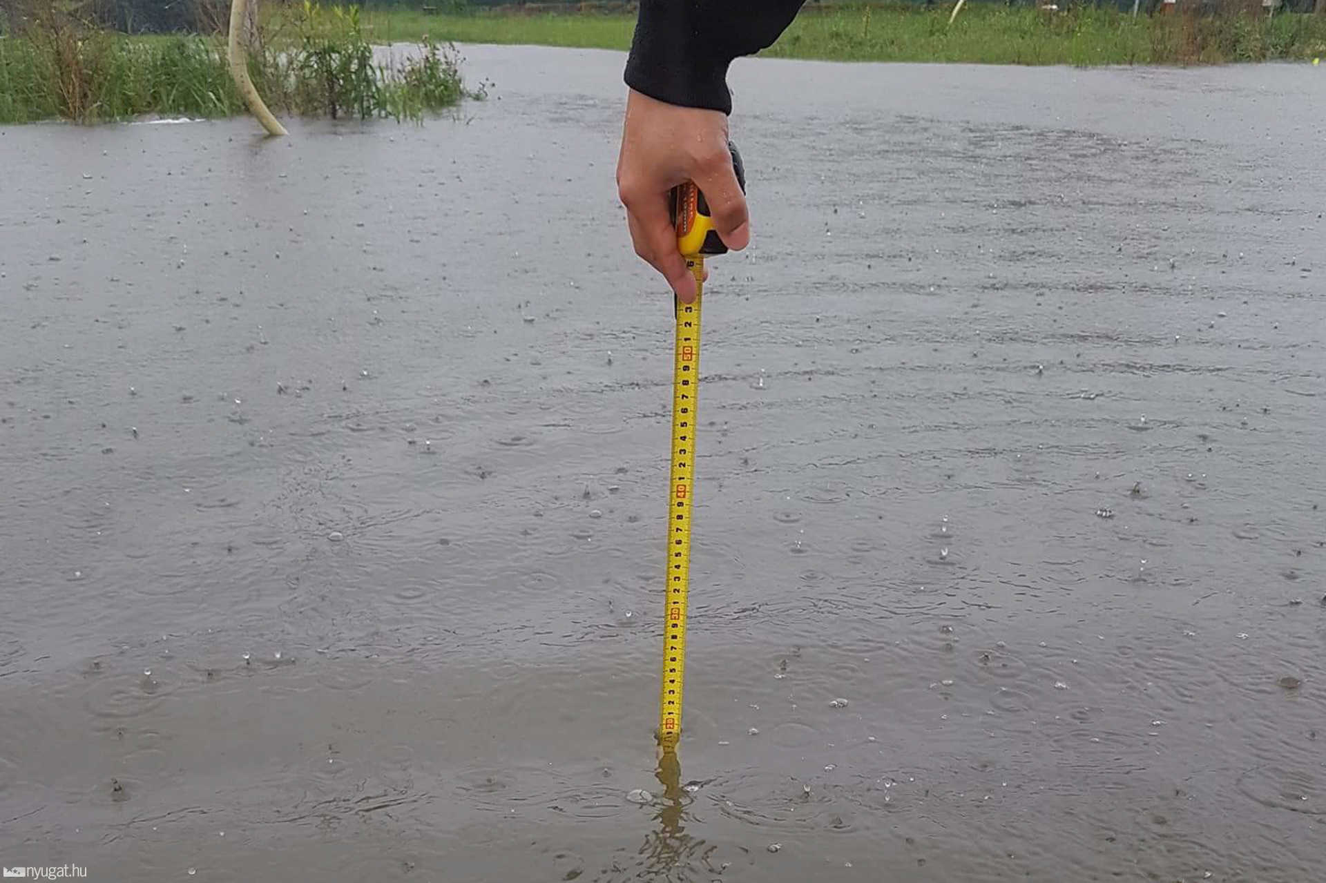 Újvilág utcai lakópark esőzés után