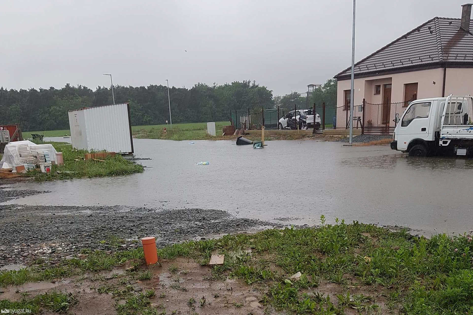 Újvilág utcai lakópark esőzés után