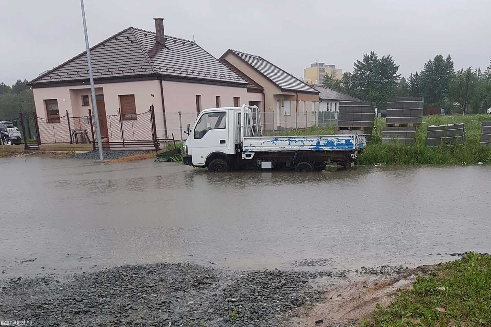 Újvilág utcai lakópark esőzés után