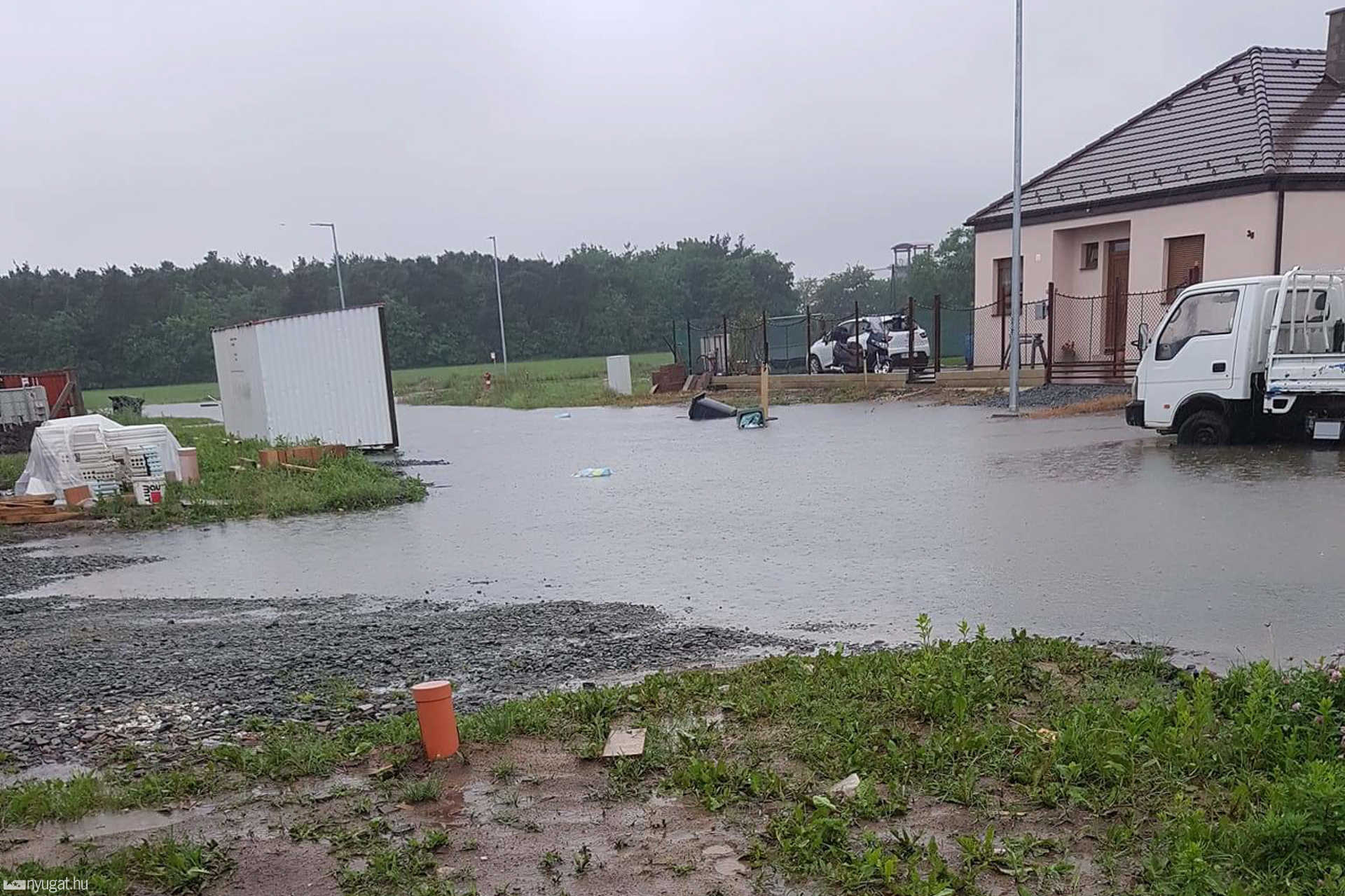 Újvilág utcai lakópark esőzés után