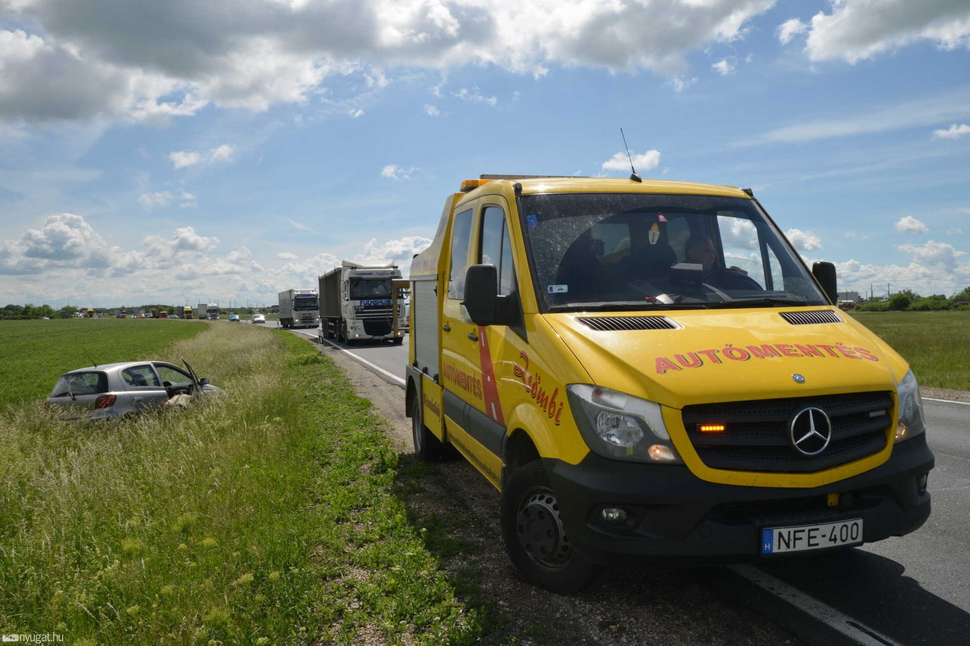 Teherautó lökött szántóföldre Toyotát a 87-es főúton